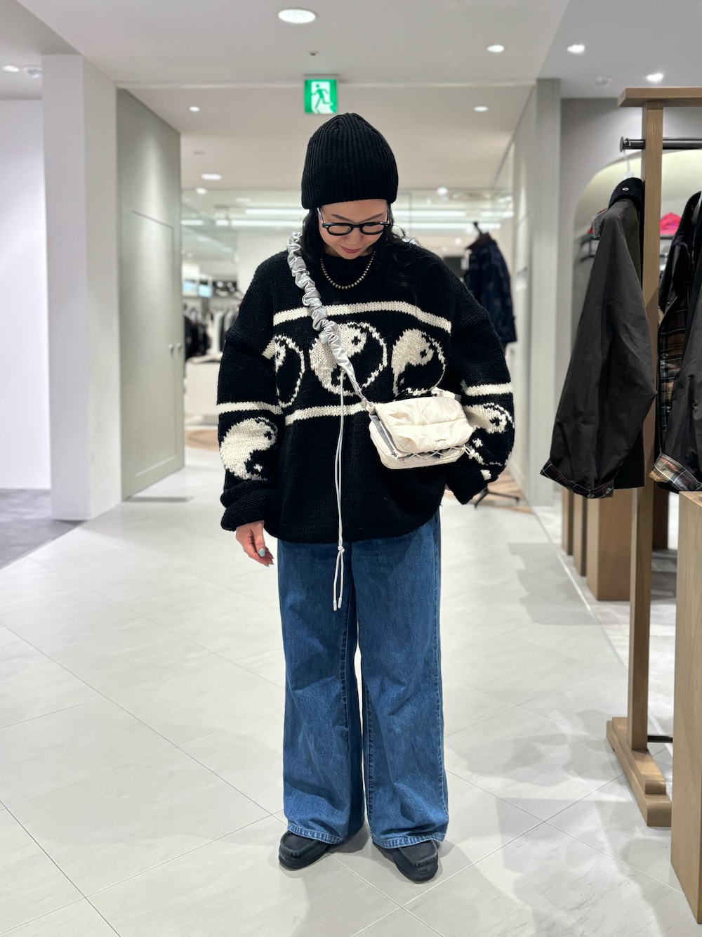 「ニット、デニム、BEAVER、モノトーンコーデ、秋コーデ、秋冬コーデ、ニットコーデ、オトナ女子、トポロジー、マクマホンニッティングミルズ」｜「ClarksのCLARKS/クラークス WALLABEE GTX ワラビー　ゴアテックス（モカシン/デッキシューズ、ブラック系）」を使った、小林さん（レディース・155cm）の秋コーディネートの1枚目の写真