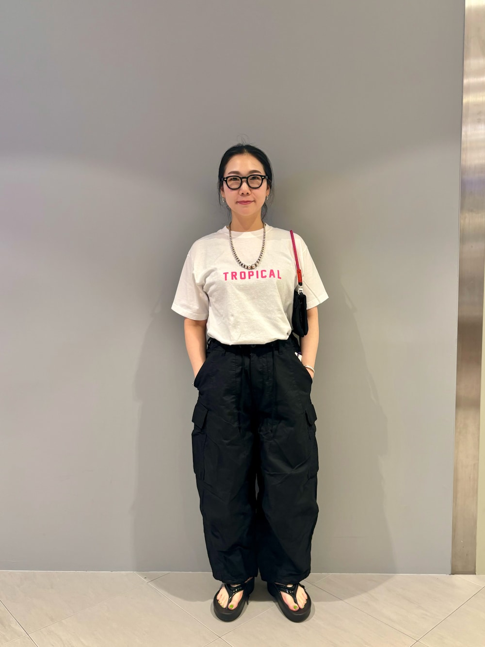 「BEAVER、厚底シューズ、パンツスタイル、楽チンコーデ、夏コーデ、おでかけコーデ、ヒザデルパンツ、BEAVER名古屋、ウーフォス、トポロジー」｜「OOFOSのOOFOS/ウーフォス　OOmega ウーメガ　リカバリーサンダル　厚底（サンダル、ブラック系）」を使った、小林さん（レディース・155cm）の春コーディネートの1枚目の写真