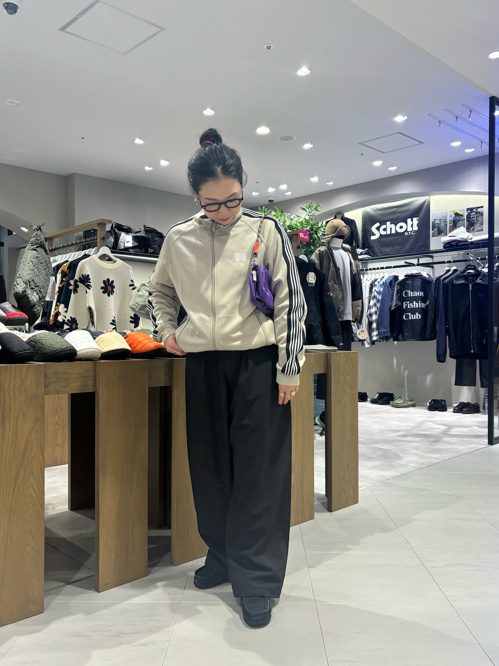 「セットアップ、BEAVER、ワイドパンツ、トラックジャケット、黒パンツ、ワラビー、おでかけコーデ、秋冬、秋冬コーデ、トポロジー」｜「TopologieのTopologie/トポロジー　Wares Straps 8.0㎜ Wrist Strap 【ストラップ単体】（スマホグッズ、レッド系）」を使った、小林さん（レディース・155cm）の秋コーディネートの1枚目の写真