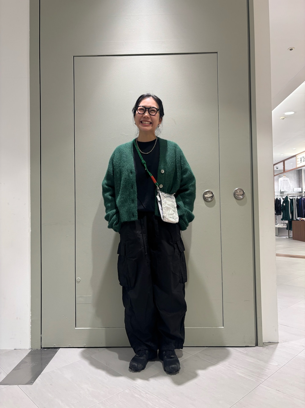 「カーディガン、BEAVER、大人女子、カジュアルコーデ、パンツコーデ、ショート丈トップス、ゆるシルエット、30代コーデ、BEAVER名古屋、トポロジー」｜「BEAVERのB omnivore/ビーオムニボー  フェザーヤーンあぜ編みカーディガン（カーディガン/ボレロ、ピンク系）」を使った、小林さん（レディース・155cm）の冬コーディネートの1枚目の写真