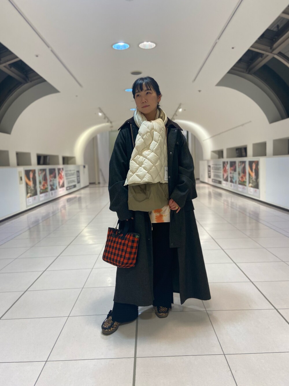 「シンプル、冬コーデ、カジュアル、ゆるコーデ、ブレディ、バブアー、バブアー女子、ロングコート、サーマルパンツ、BEAVER、BEAVER名古屋」｜「BRADYのBrady/ブレディ  BECK　CHECK／ベック　チェック（トートバッグ、レッド系）」を使った、小林さん（レディース・155cm）の冬コーディネートの1枚目の写真
