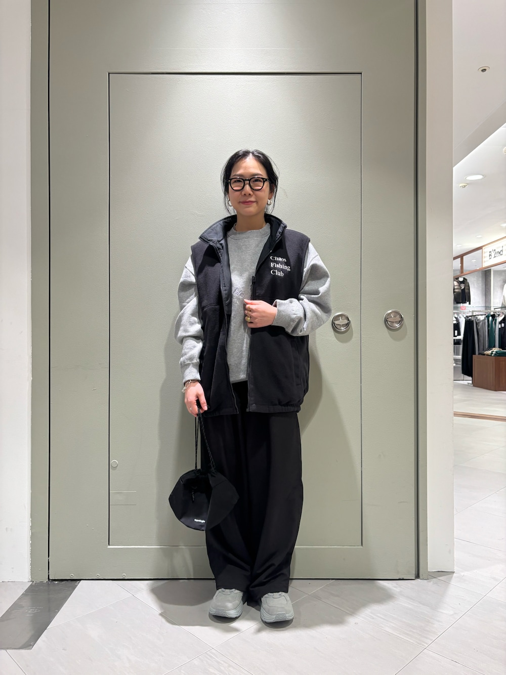 「BEAVER、モノトーン、スニーカーコーデ、大人コーデ、カジュアルスタイル、ゆるコーデ、冬アウター、BEAVER名古屋、ホカオネオネ、クリフトン」｜「PAYDAYのPAYDAY /ペイデイ  別注SWEAT刺繍（スウェット、グレー系）」を使った、小林さん（レディース・155cm）の冬コーディネートの1枚目の写真