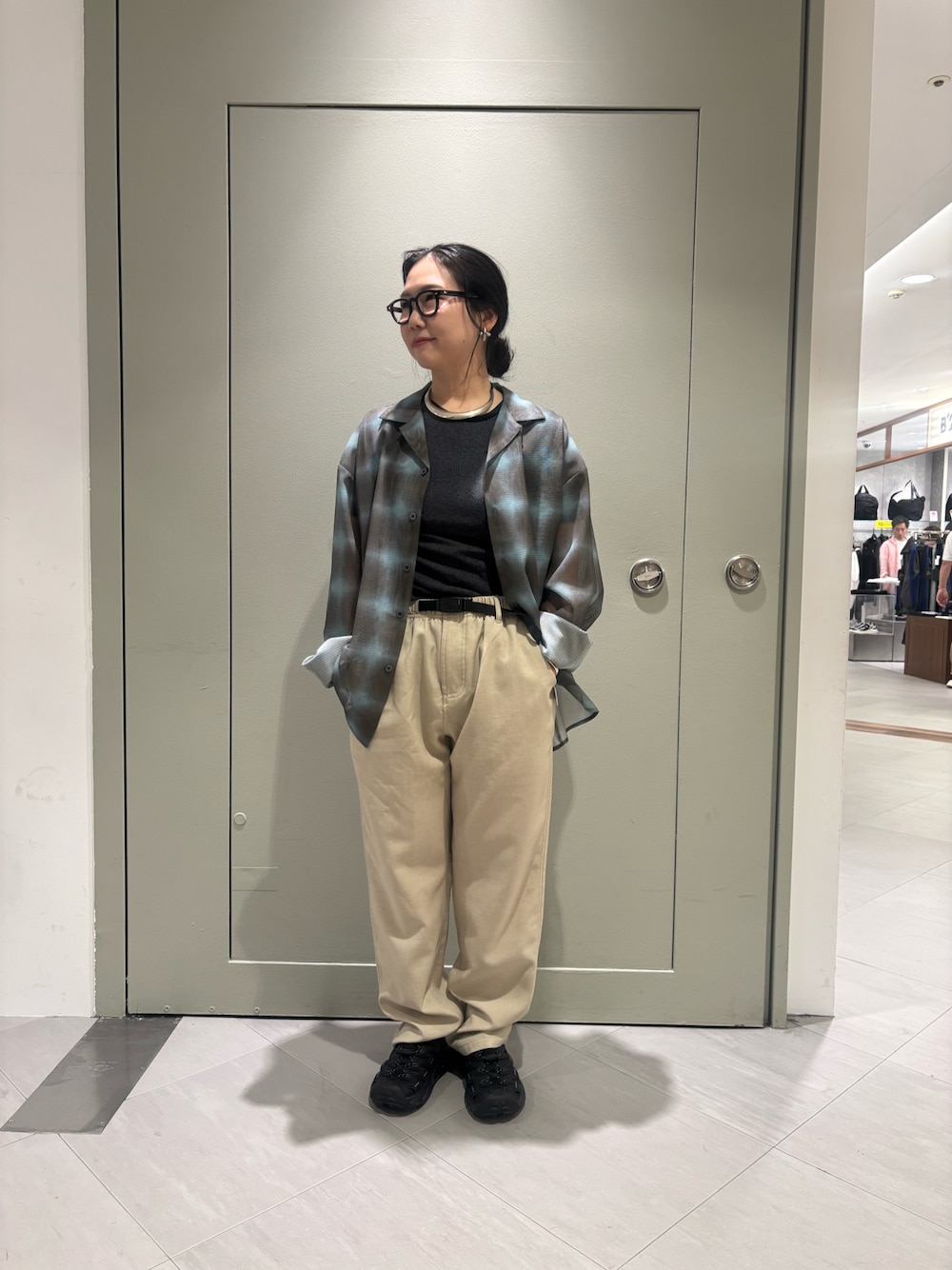 「セットアップ、BEAVER、大人カジュアル、グラミチ、シャツコーデ、シンプルスタイル、ラクチンコーデ、BEAVER名古屋、グラミチ女子、最近のいい感じコーデ」｜「MILLERのMiller/ミラー　H/S Crew Tee　クルーネック　ハーフスリーブＴ（Tシャツ/カットソー、グレー系）」を使った、小林さん（レディース・155cm）の春コーディネートの1枚目の写真