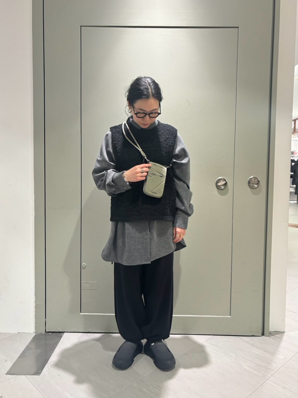 「スニーカー、BEAVER、厚底シューズ、パンツスタイル、ゆるコーデ、オトナ女子、ホカオネオネ、スマホショルダー、トポロジー、スマホストラップ」｜「HOKAのHOKA ONE ONE / ホカ オネオネ　Restore TC リストアーティーシー　ユニセックス（サンダル、ブラック系）」を使った、小林さん（レディース・155cm）の冬コーディネートの1枚目の写真