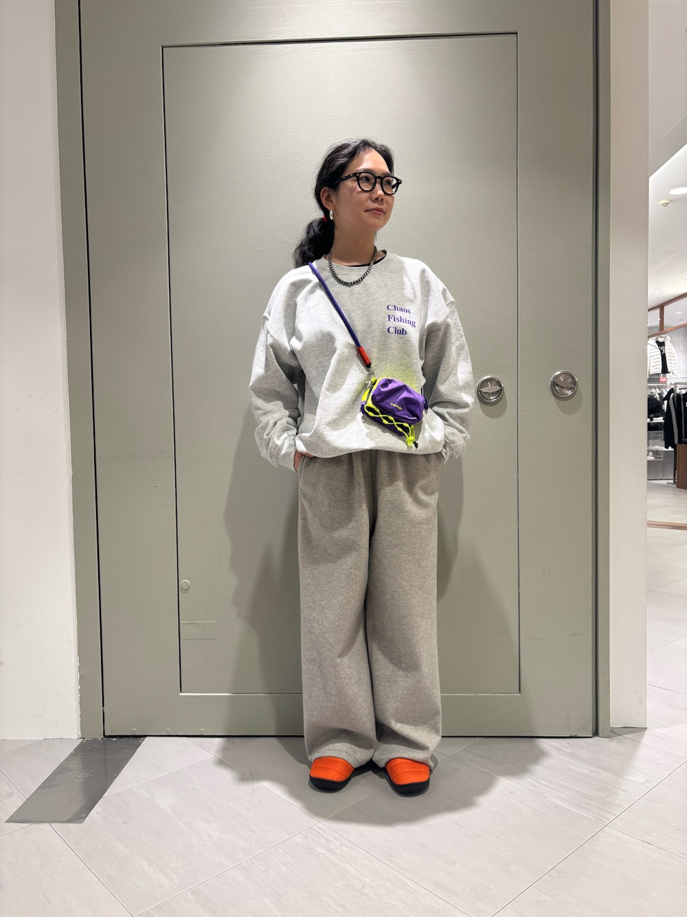「スウェットパンツ、スウェット、お出かけコーデ、冬服、グレーコーデ、シンプルスタイル、冬アウター、カオスフィッシングクラブ、SUBU、トポロジー」｜「TopologieのTopologie/トポロジー　Topologie Wares Strap 8.0mm Rope Strap 【ストラップ単体】（スマホグッズ、イエロー系）」を使った、小林さん（レディース・155cm）の冬コーディネートの1枚目の写真