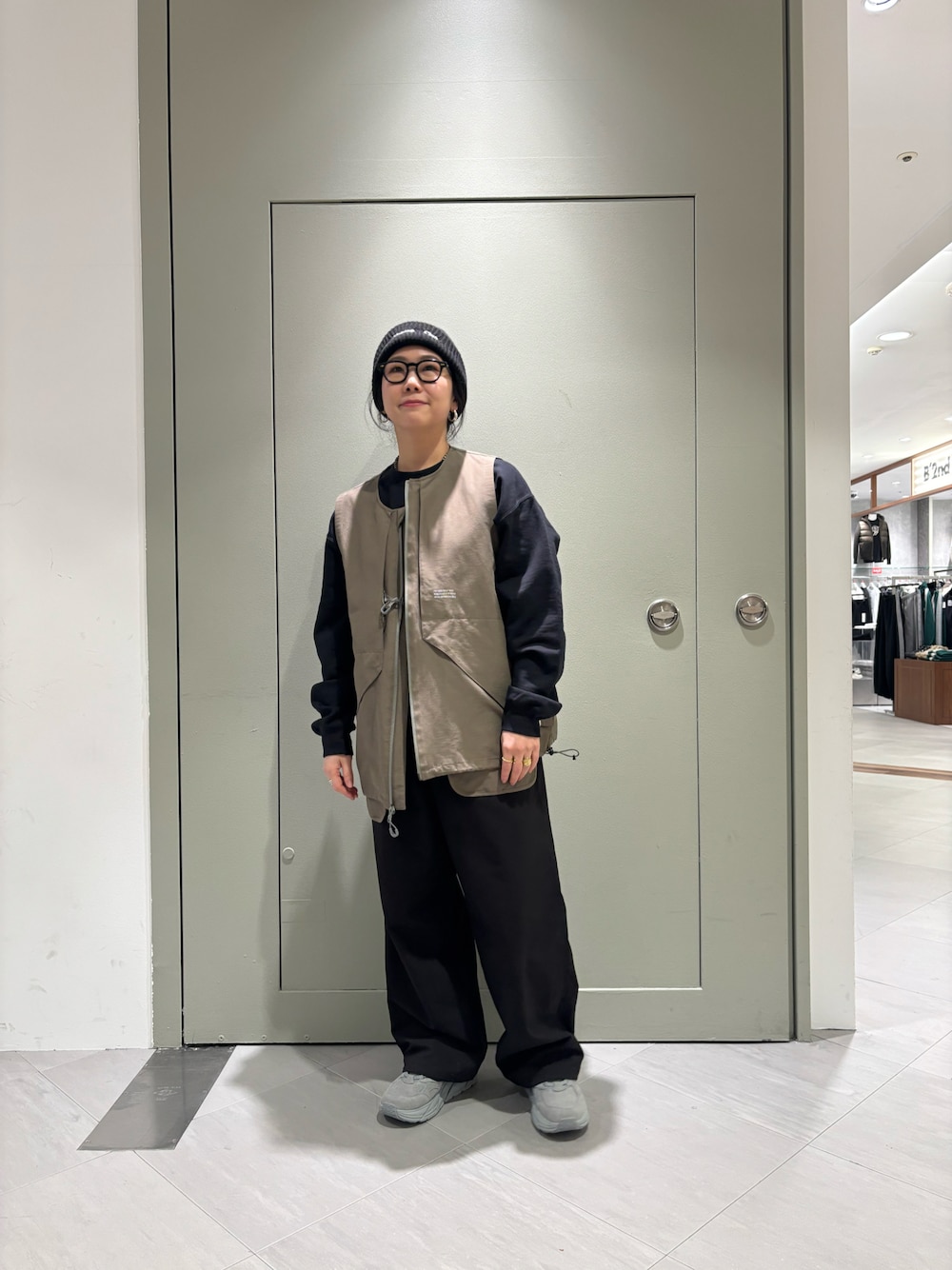 「スウェット、ビッグシルエット、ニット帽、BEAVER、ベスト、オーバーサイズ、ﾌﾞﾗｯｸﾊﾟﾝﾂ、メガネ女子、BEAVER名古屋、クリフトン」｜「HOKAのHOKA ONE ONE/ホカ オネオネ  CLIFTON L SUEDE クリフトン L スエード（スニーカー、グレー系）」を使った、小林さん（レディース・155cm）の冬コーディネートの1枚目の写真