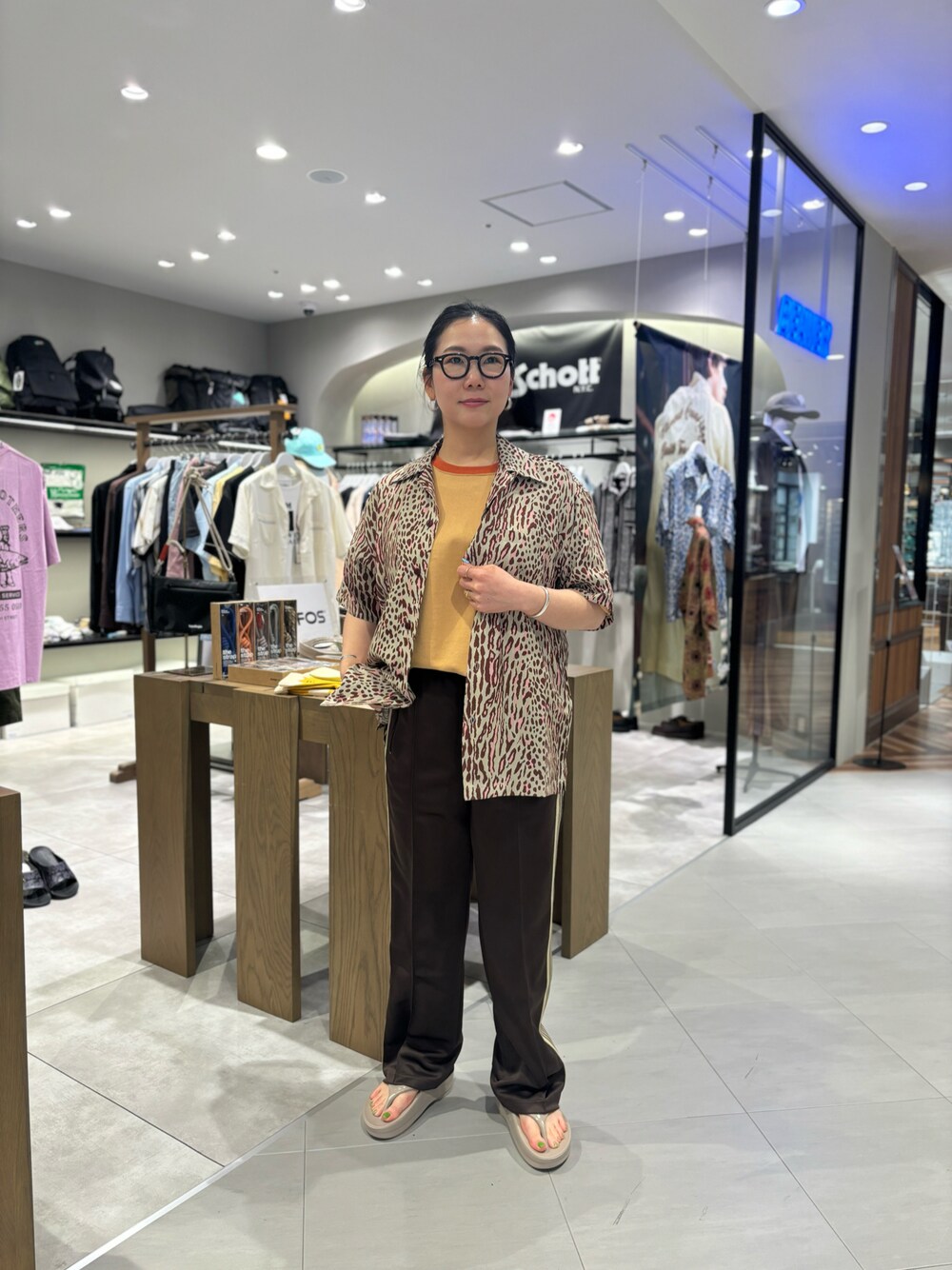 「柄シャツ、BEAVER、ショット、トラックパンツ、カジュアルスタイル、リラックススタイル、夏服、厚底サンダル、初夏コーデ、ウーフォス」｜「sogliaのSOGLIA/ソリア OPEN END SOLID TEE リンガーティー（Tシャツ/カットソー、グレー系）」を使った、小林さん（レディース・155cm）の春コーディネートの1枚目の写真