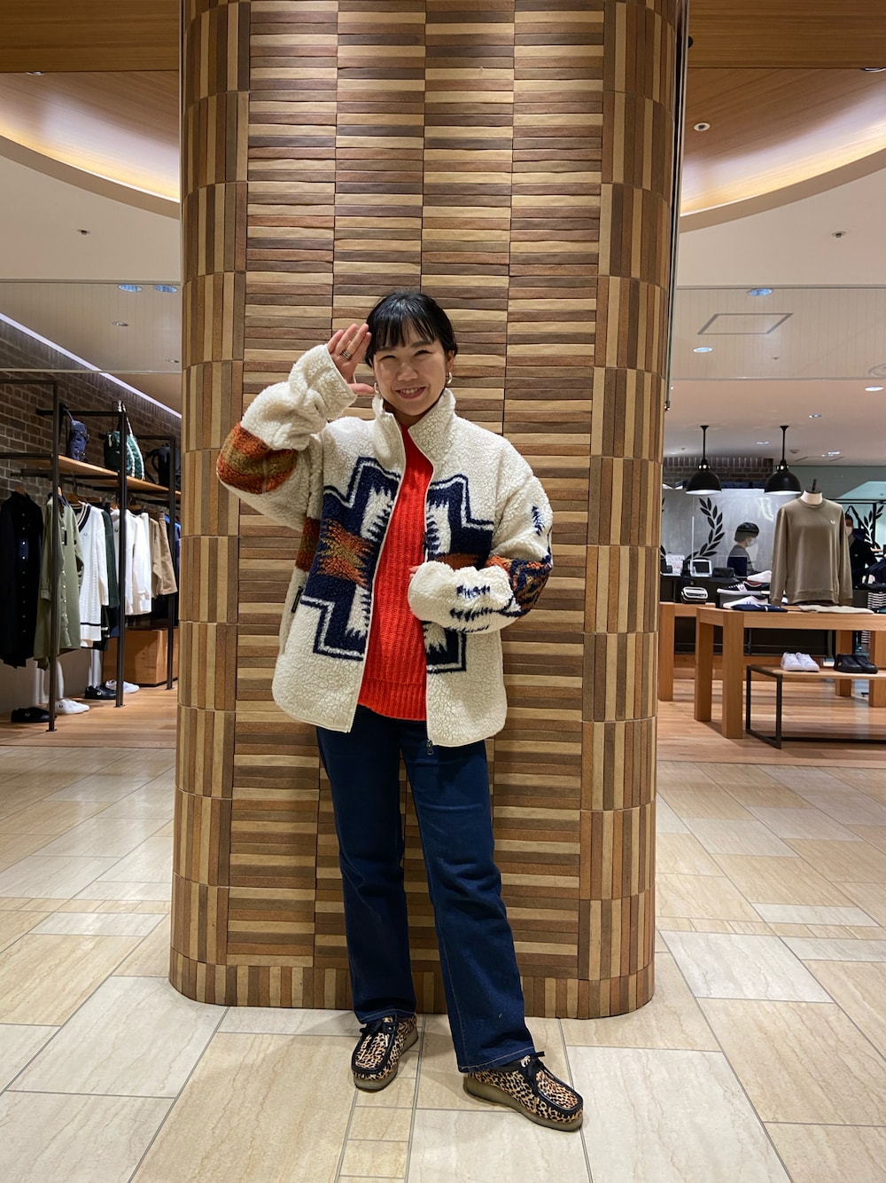 「大人カジュアル、オトナ女子、秋冬コーデ、フリース、フリースジャケット、赤ニット、赤、ショートブーツ、ニット、BEAVER、BEAVER名古屋」｜「MANASTASHのMANASTASH/マナスタッシュ　アルパカミックスプルオーバー（ニット/セーター、グリーン系）」を使った、小林さん（レディース・155cm）の秋コーディネートの1枚目の写真