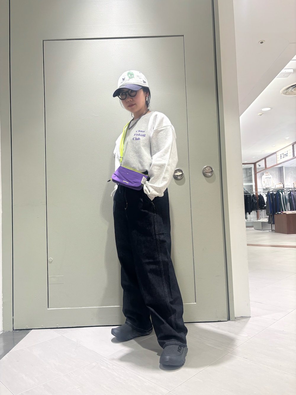 「スニーカー、デニム、キャップ、BEAVER、春先取り、ワイドデニム、キャップ女子、ゆるシルエット、BEAVER名古屋、ホカオネオネ」｜「HOKAのHOKA ONE ONE / ホカ オネオネ　Restore TC リストアーティーシー　ユニセックス（サンダル、ブラック系）」を使った、小林さん（レディース・155cm）の冬コーディネートの1枚目の写真