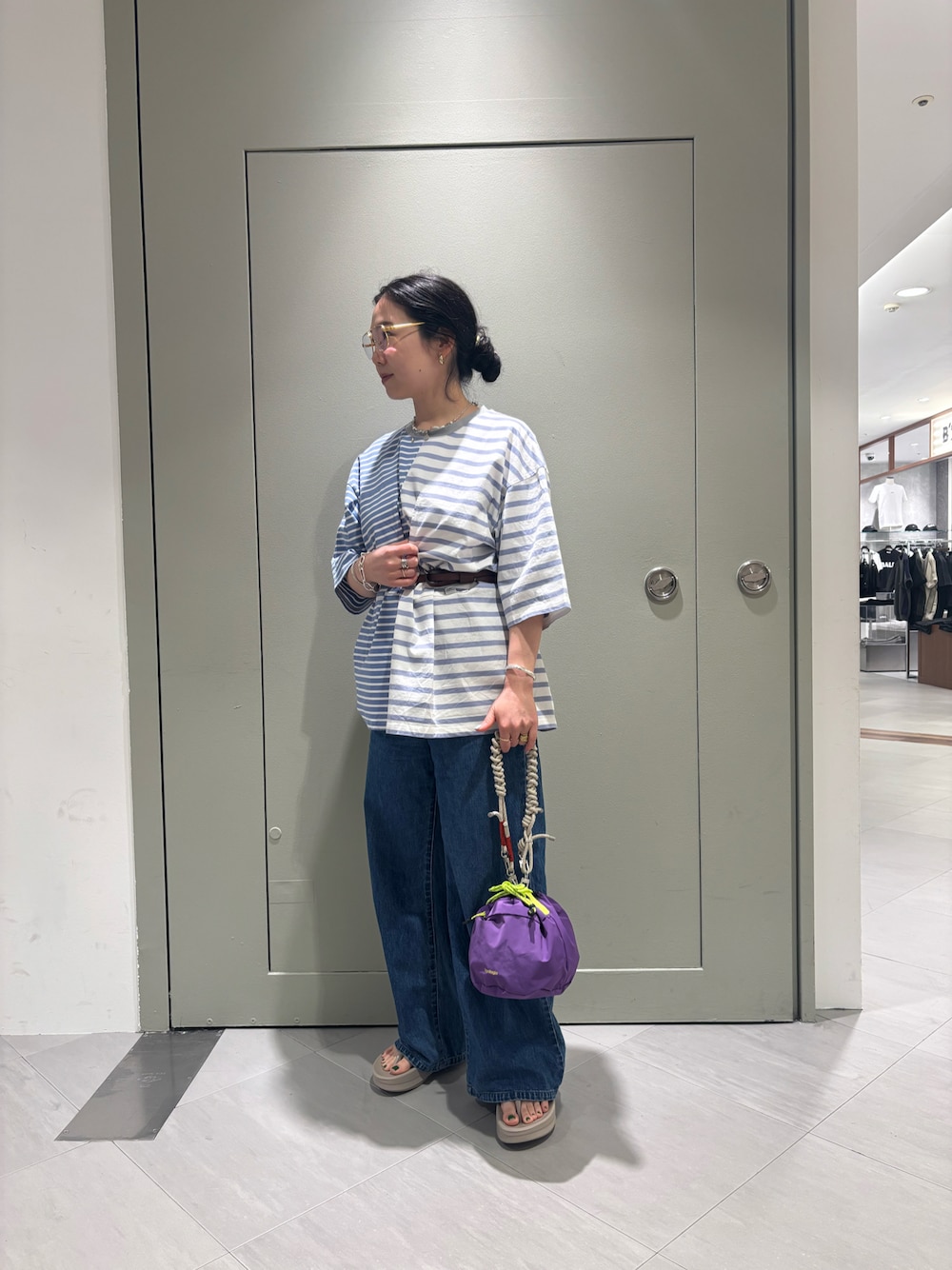 「ボーダー、ストライプシャツ、サンダル、夏コーデ、ボーダーTシャツ、シンプルカジュアル、大人カジュアルコーデ、oofos、ウーフォス、トポロジー」｜「TopologieのTopologie/トポロジー　Reversible Bucket リバーシブルバケット【バッグ単体】（ショルダーバッグ、パープル系）」を使った、小林さん（レディース・155cm）の夏コーディネートの1枚目の写真