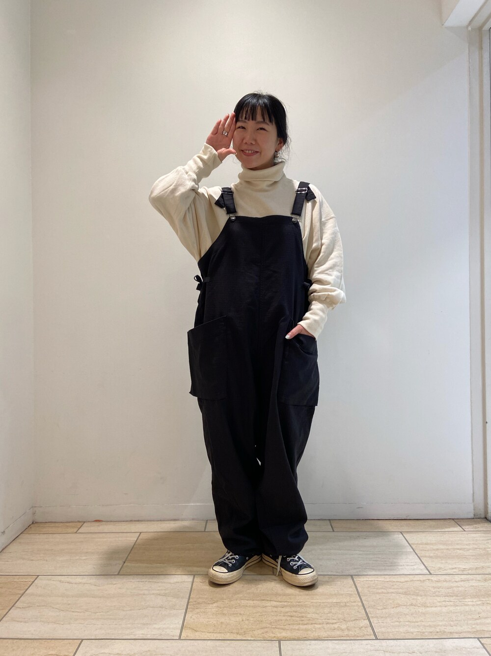 「秋コーデ、シンプルコーデ、カジュアルコーデ、秋先取りコーデ、着回しコーデ、オーバーオール、サロペット、BEAVER、BEAVER名古屋、ボリューム袖」｜「MANASTASHのMANASTASH/マナスタッシュ　W's SWEAT BULKY NECK　ウィメンズ　スウェット　バルキーネック　タートルネック（スウェット、ベージュ系）」を使った、小林さん（レディース・155cm）の秋コーディネートの1枚目の写真