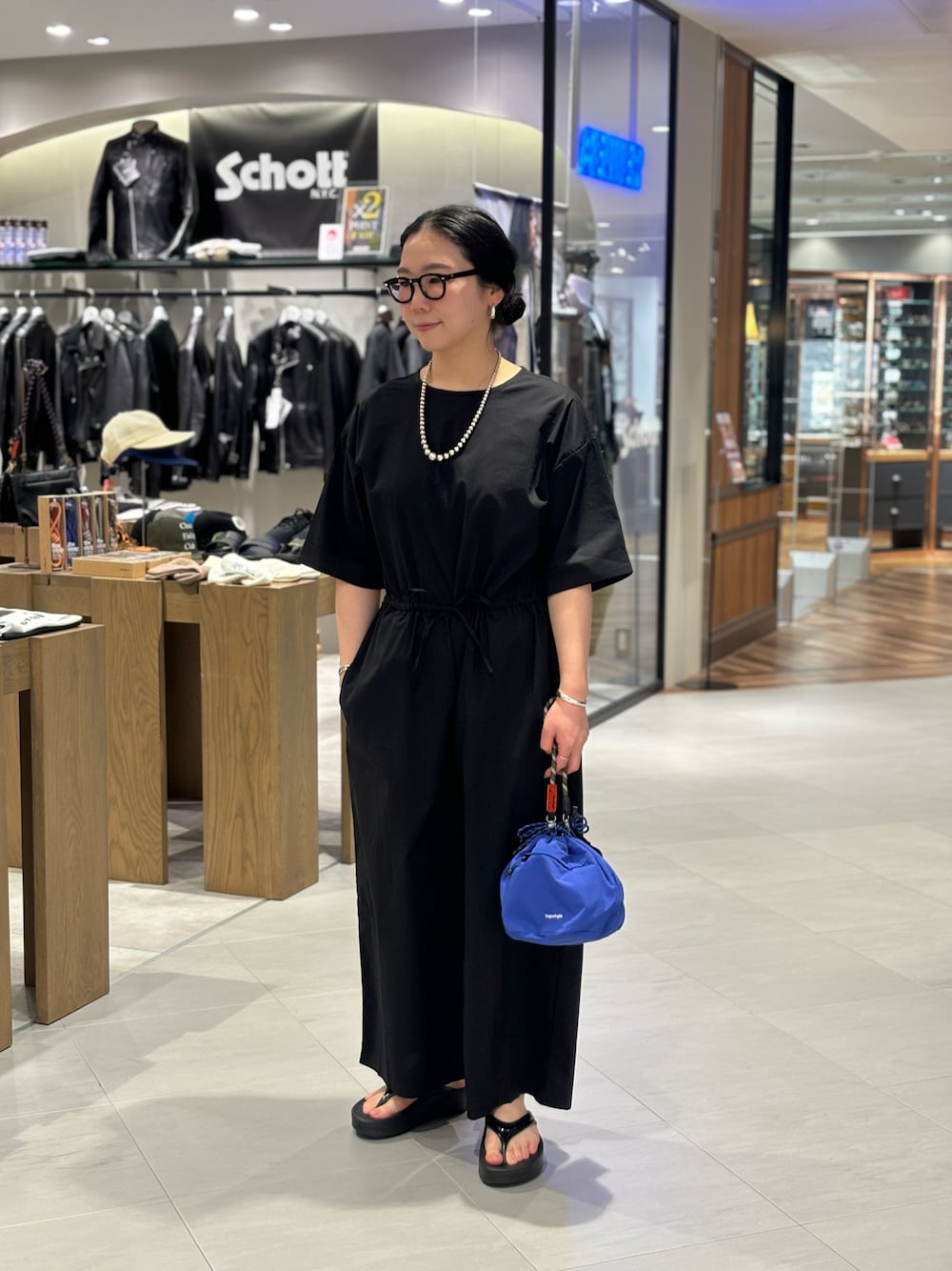 「ブラック、オールインワン、BEAVER、オケージョンスタイル、大人可愛い、巾着、BEAVER名古屋、ウーフォス、トポロジー、春のNewスタイル」｜「OOFOSのOOFOS/ウーフォス　OOmega ウーメガ　リカバリーサンダル　厚底（サンダル、ブラック系）」を使った、小林さん（レディース・155cm）の春コーディネートの1枚目の写真