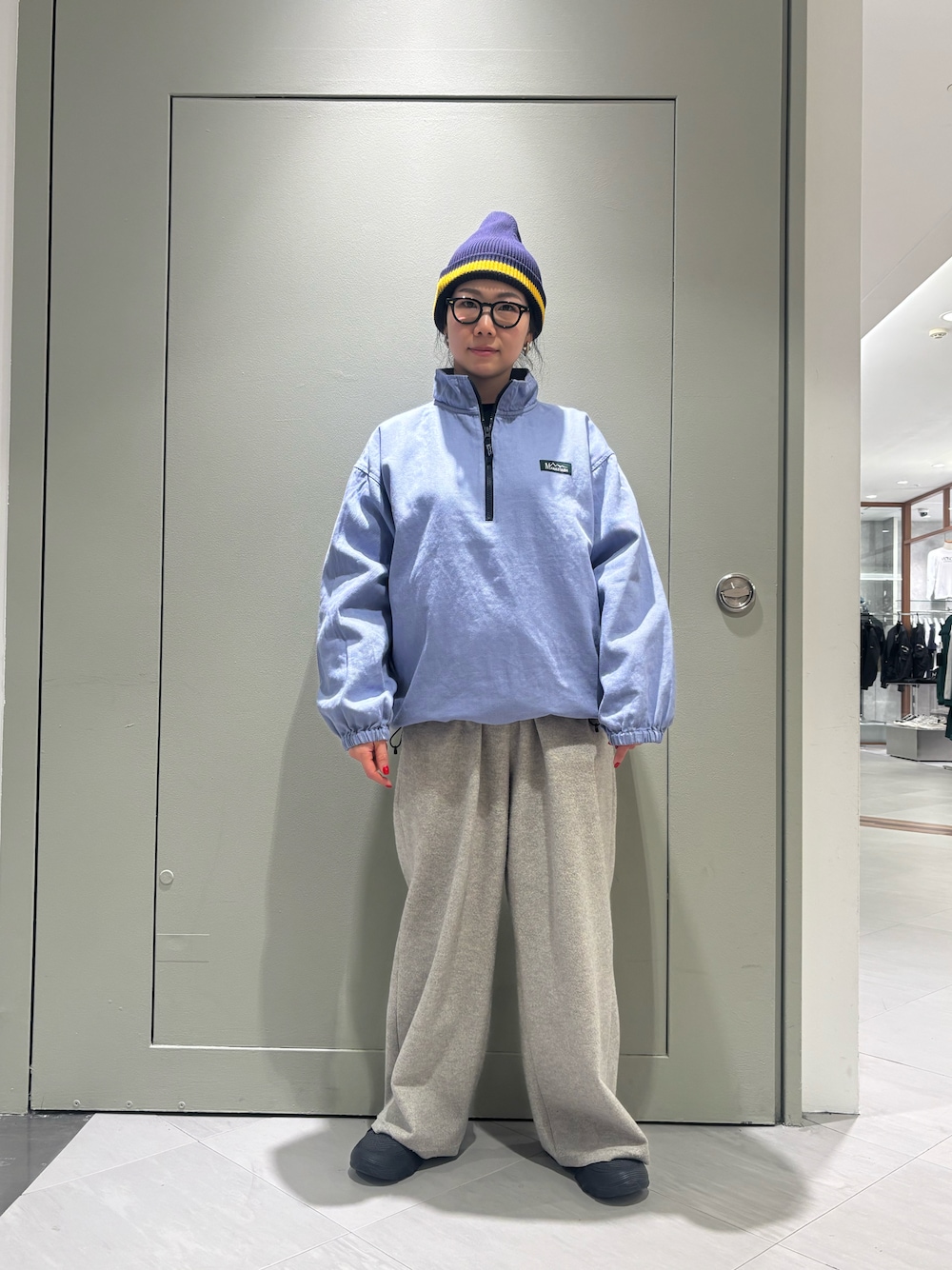「ブルー、ニット帽、BEAVER、マナスタッシュ、アノラックパーカー、ラフコーデ、メガネ女子、カラーコーデ、BEAVER名古屋、ホカオネオネ」｜「CMF OUTDOOR GARMENTのCMF OUTDOOR GARMENT/シーエムエフ アウトドアガーメント  KNIT CAP（ニットキャップ/ビーニー、ベージュ系）」を使った、小林さん（レディース・155cm）の春コーディネートの1枚目の写真