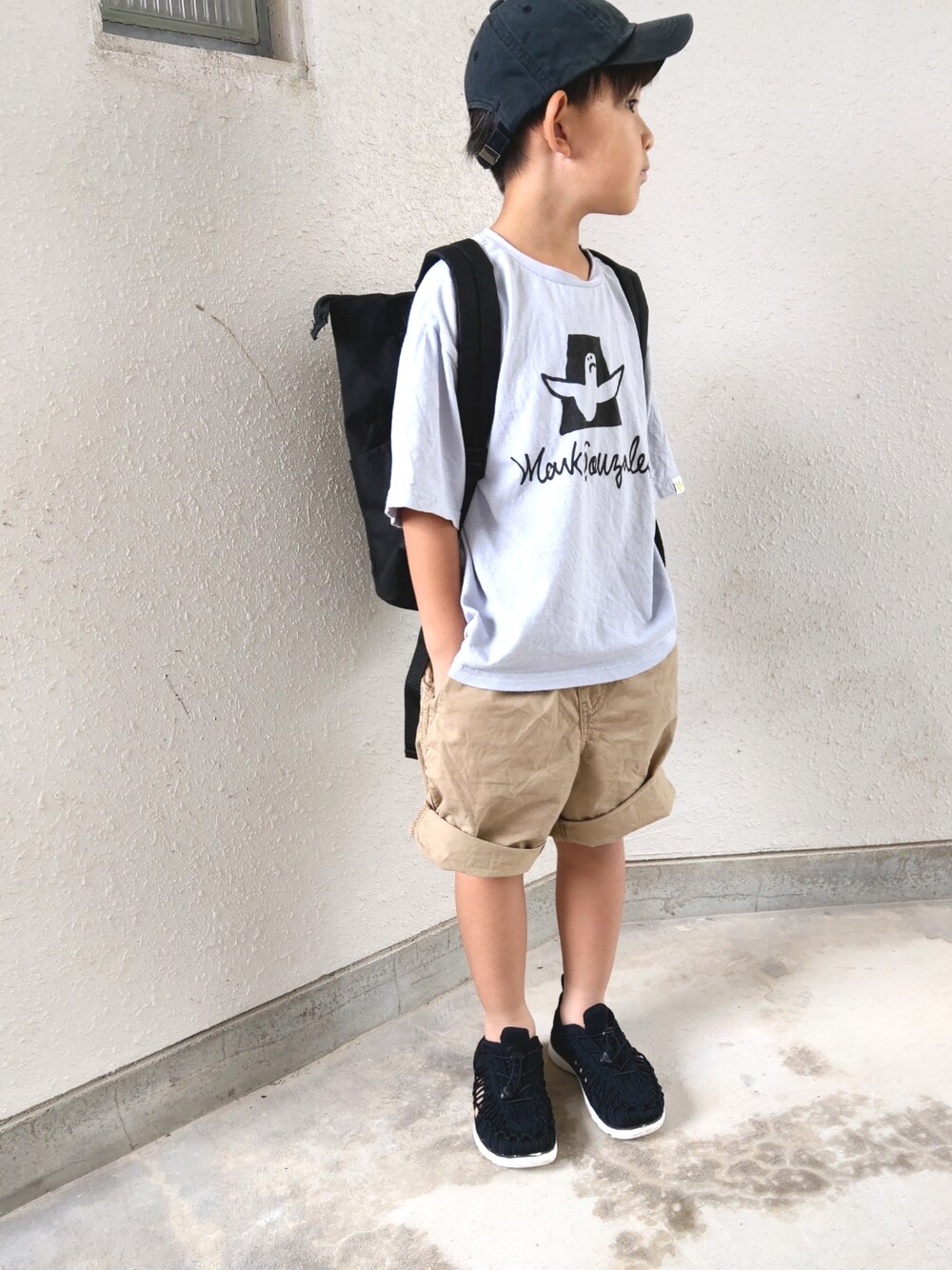 「休日スタイル、ロゴT、チノパン、ショートパンツ、短パン、キャップ、スポーツミックス、スポーツサンダル、黒リュック、小学生、ハーフパンツ、男の子、くすみブルー、くすみカラー、ストリート」｜「UNIQLOのBOYS イージーショートパンツ（ツイル）（その他パンツ、ベージュ系）」を使った、あお✳さん（キッズ・120cm）の秋コーディネートの1枚目の写真