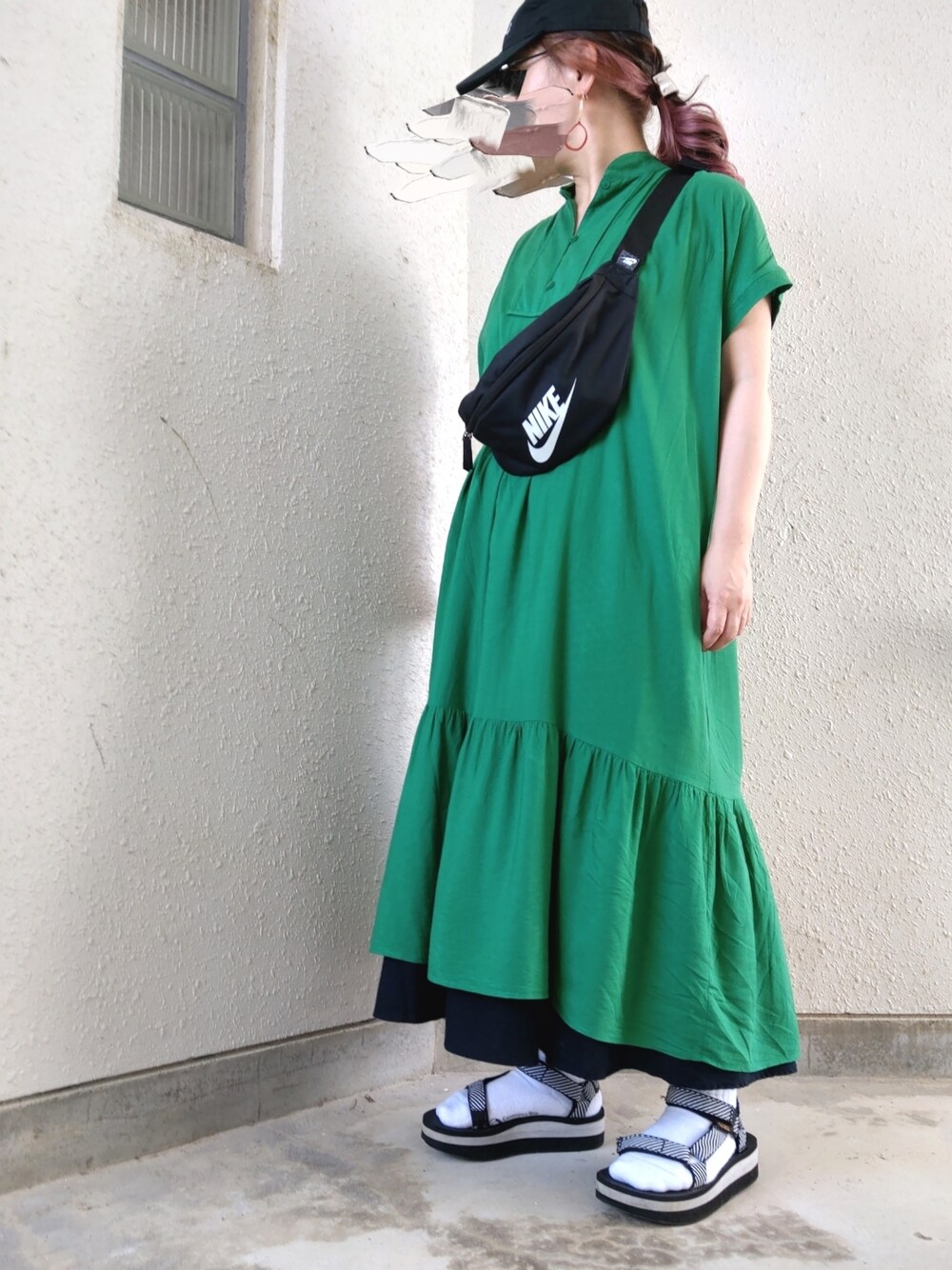 ブラック系のサンダル、グリーン系のワンピース、ブラック系のボディバッグ/ウエストポーチを着用したレディースの夏コーディネートの1枚目の写真
