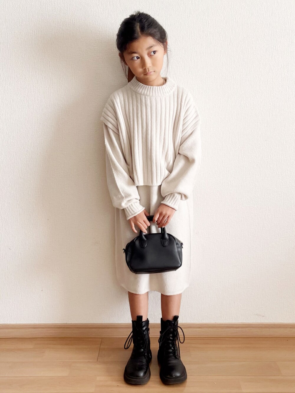 「秋冬コーデ、ワントーンコーデ、ニットワンピース、GU、GUコーデ、ブーツ、キッズコーデ、小学生、キッズファッション、プチプラ、ヘアアレンジ、ニット」｜「ZARAのアイテム（ブーツ、ブラック系）」を使った、renaさん（キッズ・124cm）の秋コーディネートの1枚目の写真