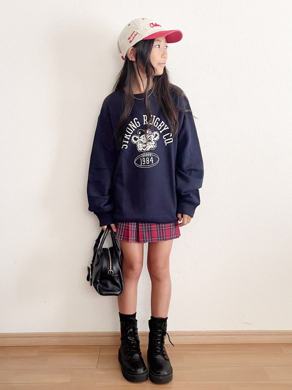 「チェック、秋コーデ、秋服準備はじめました、キッズファッション、カジュアルコーデ、ootd、スウェット、お出かけコーデ、ブーツ、UNIQLO、キャップ、休日スタイル、小学生、ストリート」｜「UNIQLOのアイテム（スウェット、ブルー系）」を使った、renaさん（キッズ・137cm）の秋コーディネートの1枚目の写真