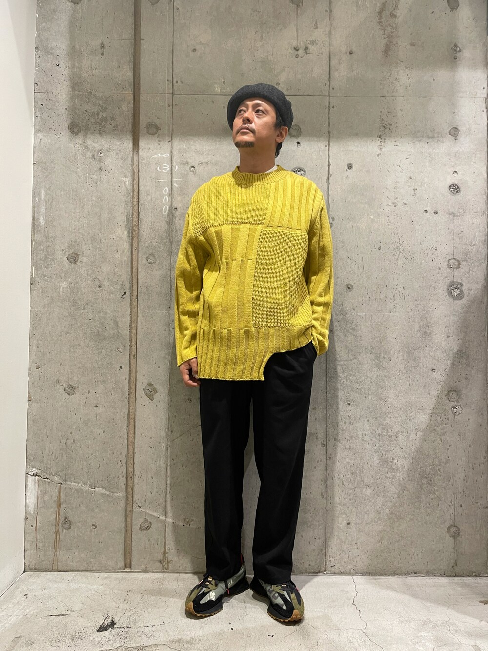 「シンプル、大人カジュアル、秋のコーデ、秋コーデ、ラフ、ラクチンコーデ、ラフコーデ、きれいめカジュアル、ニット、ゆるコーデ、ゆったりコーデ、アシンメトリー、ワイドパンツ、ストレッチパンツ、ブラック」｜「Mighty Shineのアイテム（ハンチング/ベレー帽、グレー系）」を使った、SAKUMAさん（メンズ・170cm）の夏コーディネートの1枚目の写真