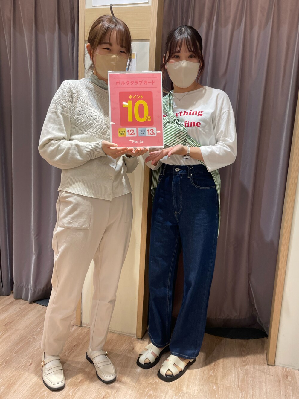 「おでかけコーデ、春コーデ、シャツスタイル、春夏コーデ、お洒落さんとつながりたい、京都ポルタ、ストライプシャツ、ホワイト、淡色女子、楽チンコーデ、Tシャツ、デニム、ワントーンコーデ、いいね、save、フォローお願いします🤑」｜「Lugnoncureのカラーロゴ七分袖Tシャツ（Tシャツ/カットソー、ホワイト系）」を使った、rioさん（レディース・162cm）の春コーディネートの1枚目の写真