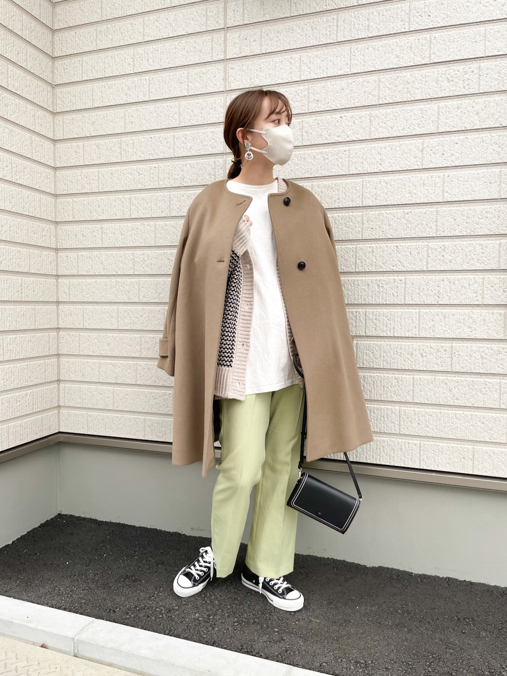 ブラック系のカーディガン/ボレロ、ブラック系のショルダーバッグ、グリーン系のその他パンツを着用したレディースの冬コーディネートの1枚目の写真