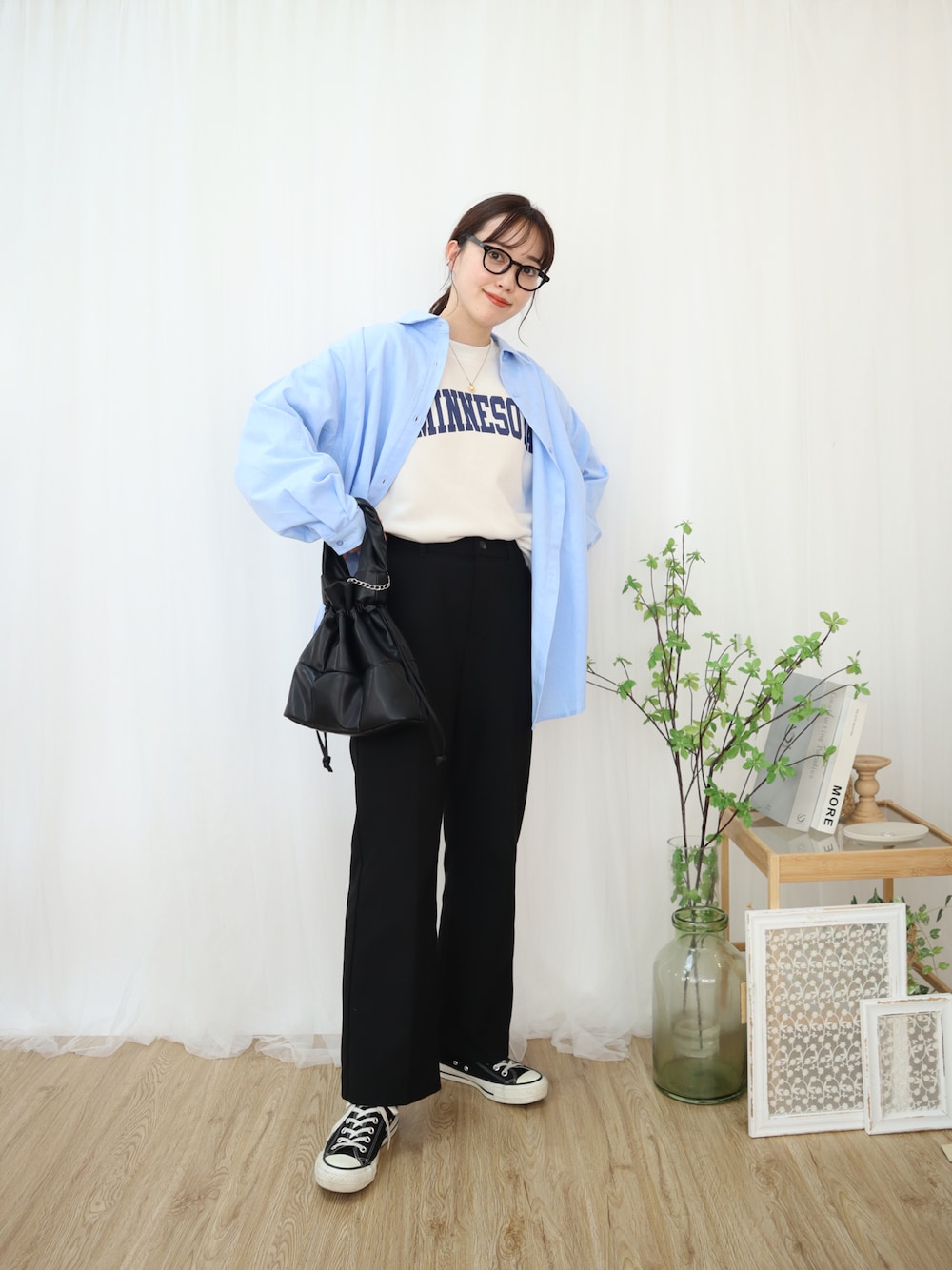 「休日コーデ、ブルーシャツ、ブルー x ホワイト、おでかけコーデ、めがね、プチプラコーデ、ママコーデ、terawearemu、ママファッション、しまむら、しまむらコーデ、オーバーサイズシャツ、春コーデ」｜「しまむらのアイテム（トップス、ブルー系）」を使った、てらさん（レディース・161cm）の冬コーディネートの1枚目の写真