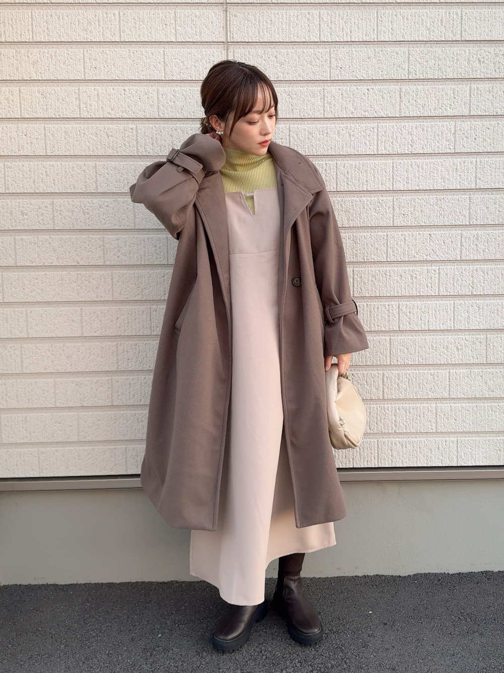 グリーン系のニット/セーター、ブラウン系のジャケット/アウター、ベージュ系のワンピース/ドレスを着用したレディースの冬コーディネートの1枚目の写真