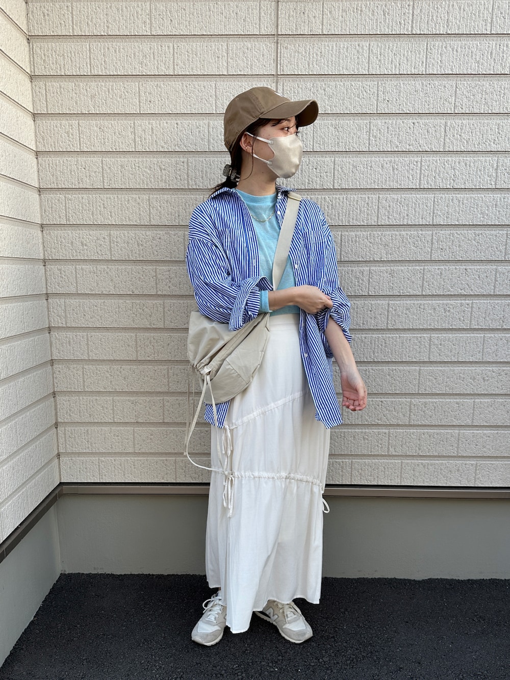 「春服、オトナカジュアル、キャップ、シャツスタイル、レイヤードスタイル、シアートップス、プチプラ、休日スタイル、ロングスカート、スニーカー、ストライプ、しまむらコーデ、ママコーデ、プチプラコーデ、UNIQLO U」｜「LOWRYS FARMのCASUAL CLASSIC CAP　271537（キャップ、ベージュ系）」を使った、てらさん（レディース・161cm）の春コーディネートの1枚目の写真