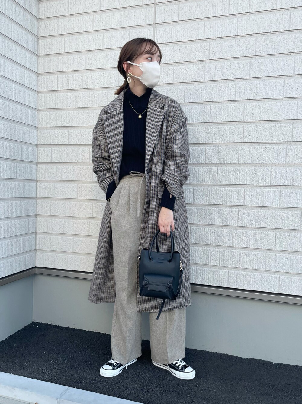 ブラウン系のジャケット/アウター、ベージュ系のパンツ、ブラック系のバッグを着用したレディースの冬コーディネートの1枚目の写真