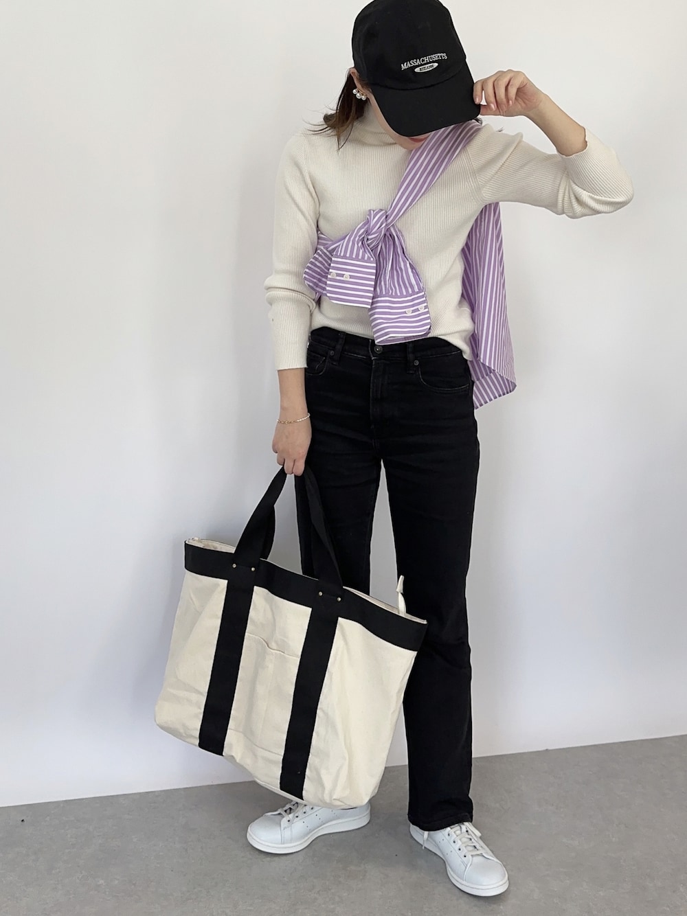 パープル系のシャツ/ブラウス、ホワイト系のニット/セーター、ブラック系のデニムパンツを着用したレディースの春コーディネートの1枚目の写真