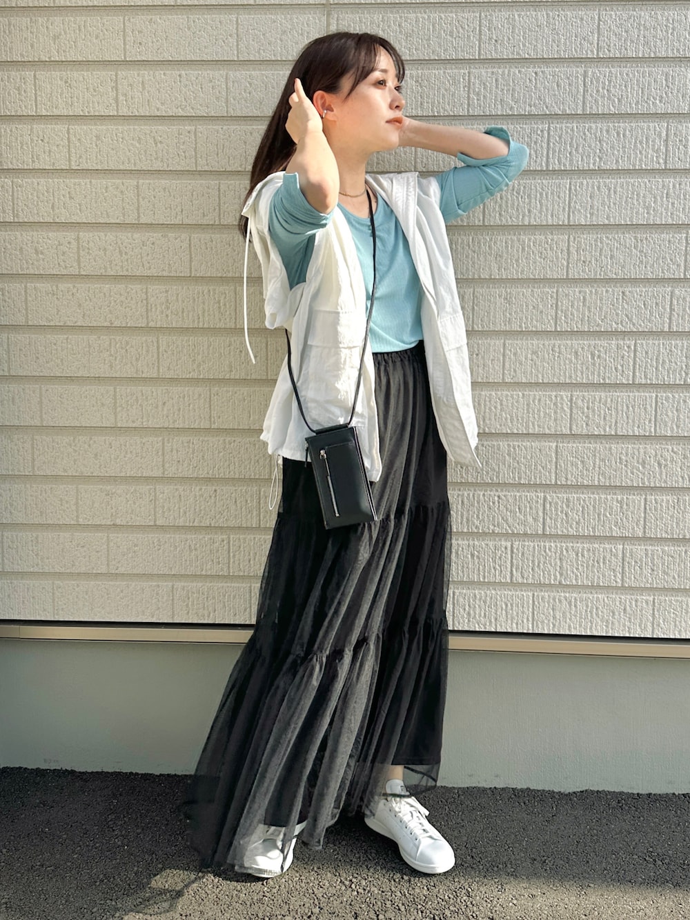 ブルー系のTシャツ/カットソー、ブラック系のスカート、ホワイト系のジャケット/アウターを着用したレディースの春コーディネートの1枚目の写真