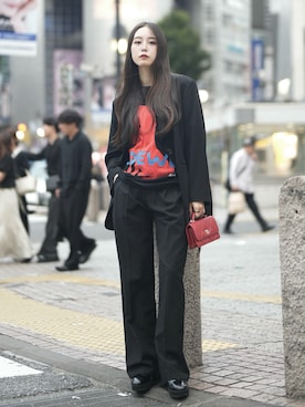 「LOEWE（ロエベ）のアイテム（Tシャツ/カットソー、ブラック系）」を使った、Mizukiさん（レディース・165cm）の秋コーディネート