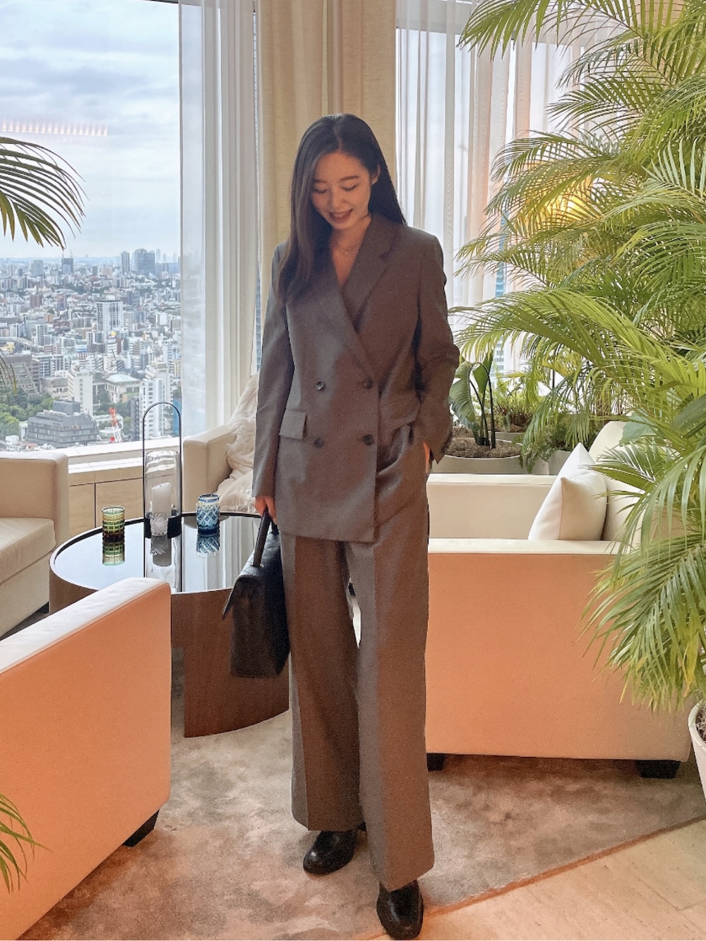 「大人カジュアル、セットアップ、ジャケット、ジャケットスタイル、ジャケパン、シンプルコーデ、グレー、ワントーンコーデ、ootd、オフィススタイル、お仕事コーデ、通勤コーデ」｜「PLSTのアイテム（テーラードジャケット、グレー系）」を使った、Mizukiさん（レディース・164cm）の秋コーディネートの1枚目の写真