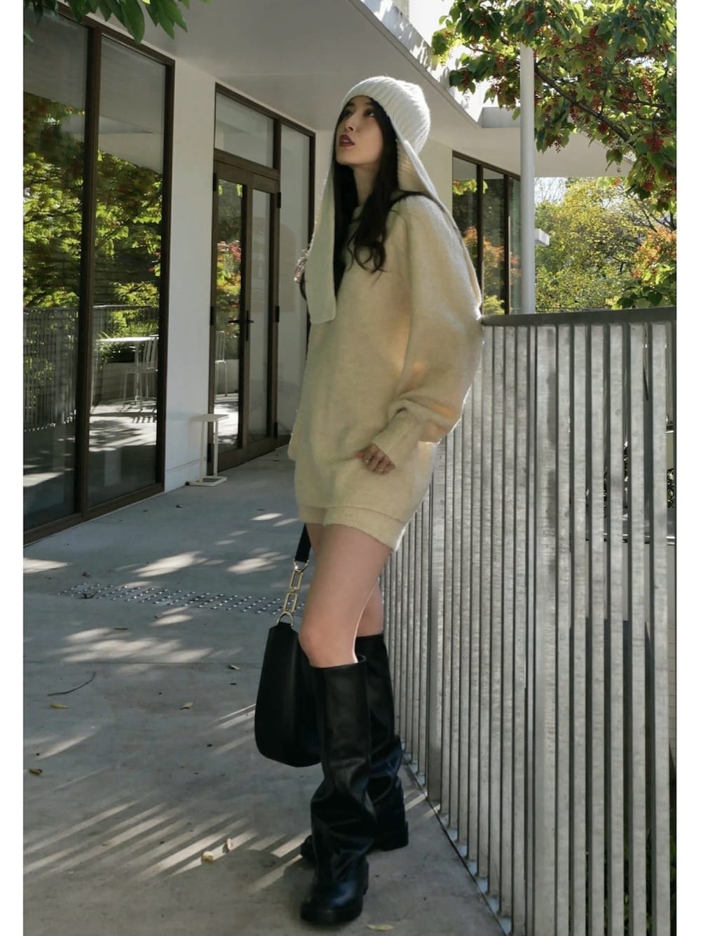 「最近のいい感じコーデ、セットアップ、ゆるコーデ、ニット、ニット帽、大人女子、ショートパンツ、おでかけコーデ、ロングブーツ、ラフ、今日のコーデ」｜「ROSE BUDのアイテム（ニットキャップ/ビーニー、ホワイト系）」を使った、Mizukiさん（レディース・165cm）の冬コーディネートの1枚目の写真