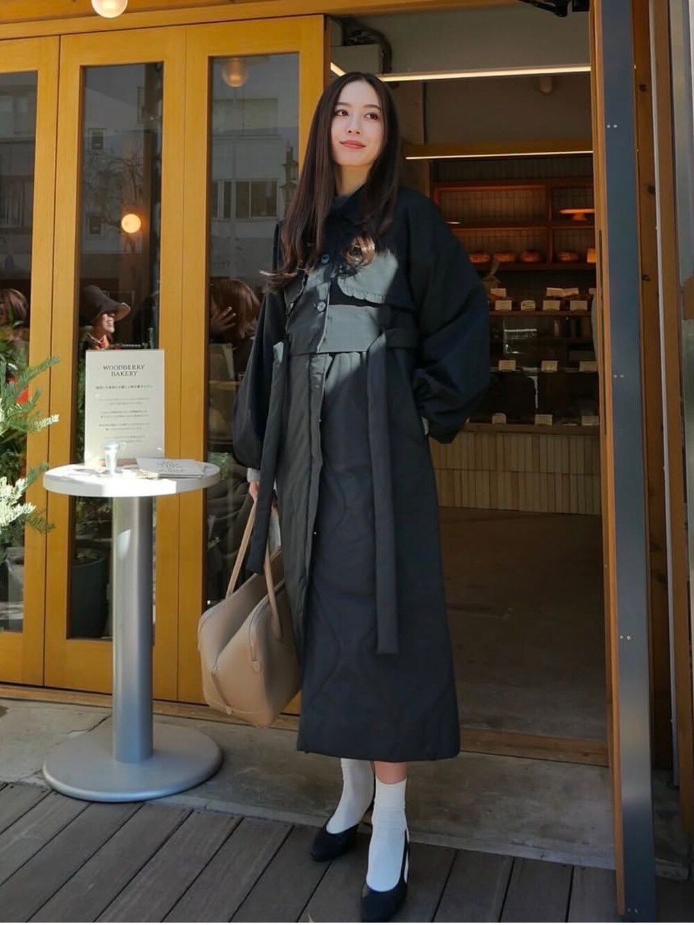 「真冬のあったかスタイル、ootd、オトナカワイイ、ゆるコーデ、モノトーン、ツートーン、レディースファッション、レイヤードコーデ、冬アウター、ロングコート、キレイめ」｜「WILLFULLYのtraverse quilting trench detail coat（その他アウター、ブラック系）」を使った、Mizukiさん（レディース・165cm）の冬コーディネートの1枚目の写真