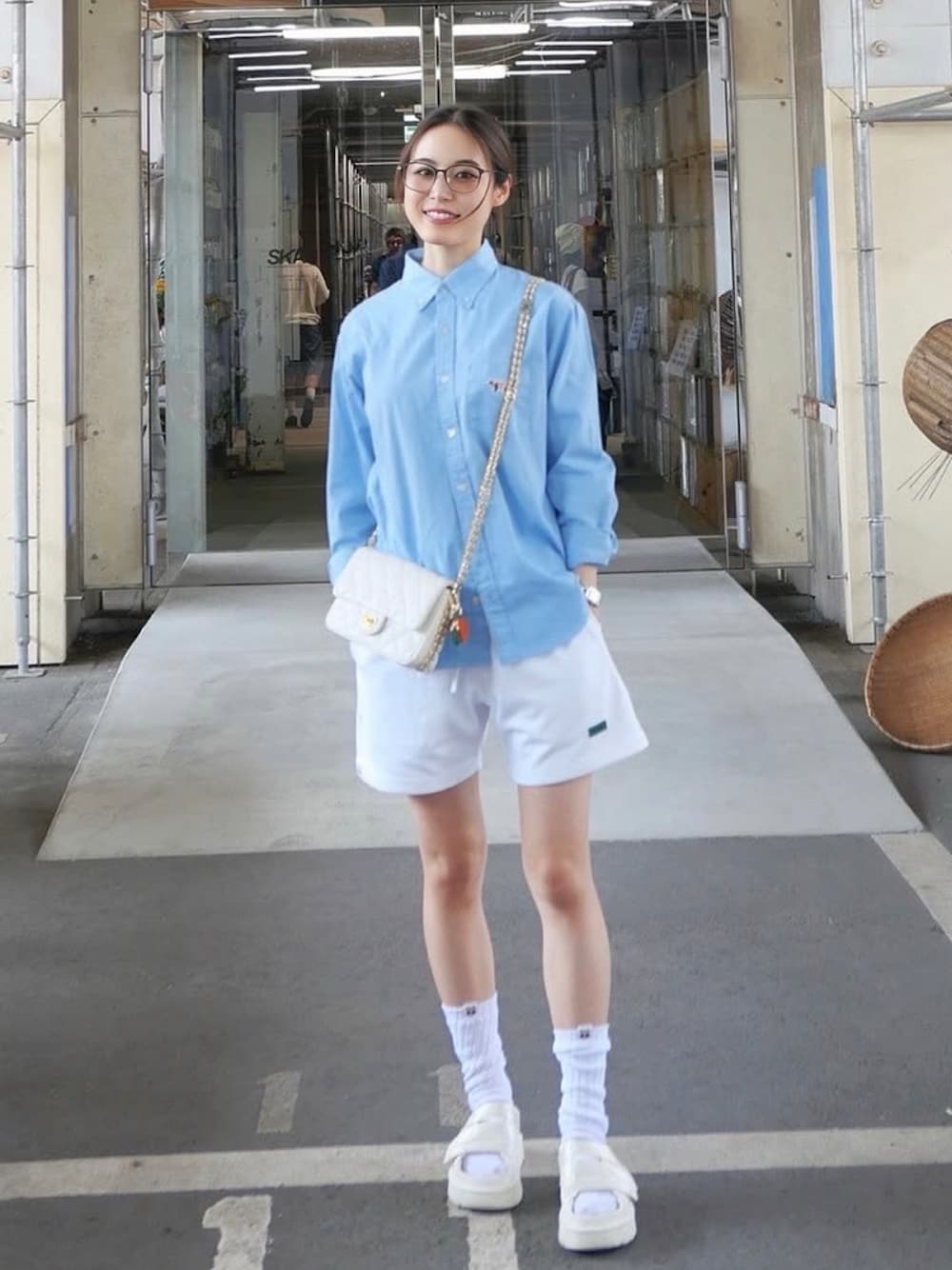 「夏ルックで気分アップ、ハーフパンツ、シャツスタイル、サンダル、夏コーデ、メガネ女子、めがね、オトナ女子、大人かわいい、夏服コーデ、グルカサンダル、サングラス」｜「UGGの＜UGG＞ゴールデングロウ スライド サンダル（サンダル、ホワイト系）」を使った、Mizukiさん（レディース・165cm）の夏コーディネートの1枚目の写真