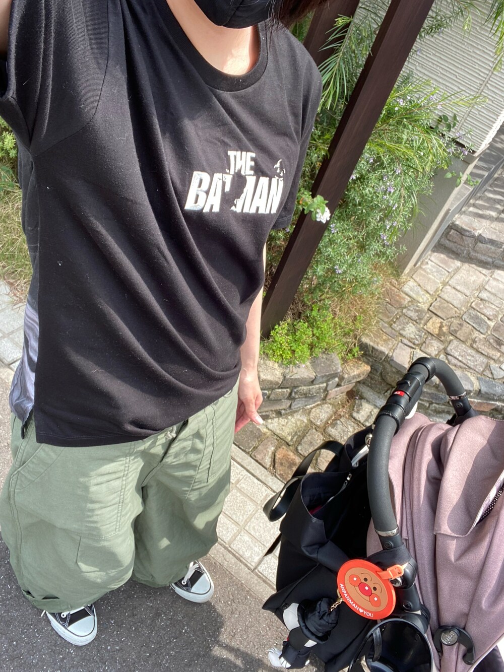 「ママコーデ、Ungrid、design tshirts store graniph、converse、AJUGA.、AZUL by moussy、BATMAN、バットマン、キャラT」｜「Design Tshirts Store graniphのTHE BATMAN-ザ・バットマン-コラボTシャツ（トップス、ブラック系）」を使った、naoさん（レディース・164cm）の春コーディネートの1枚目の写真