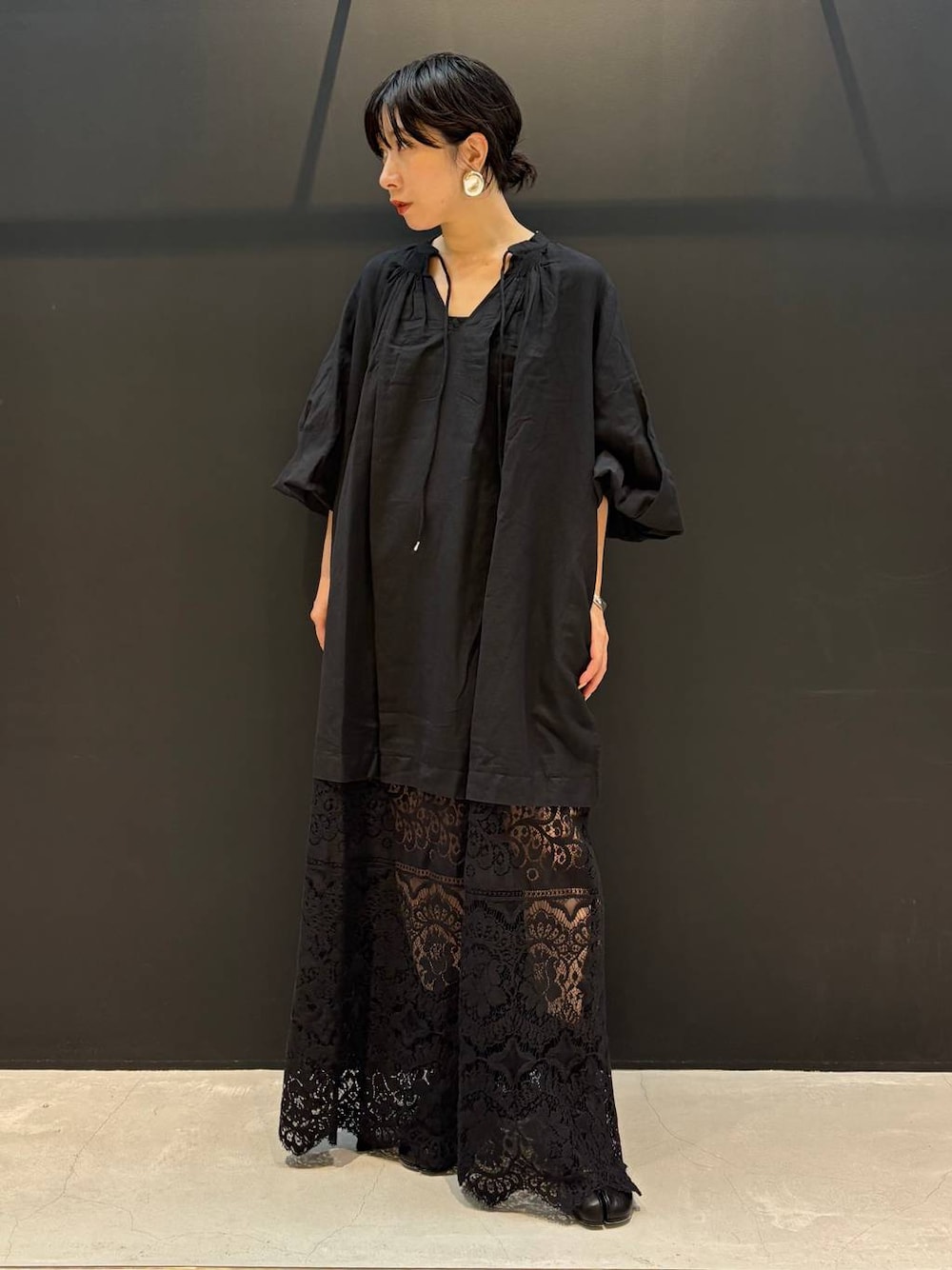 ブラック系のワンピース、シルバー系のバングル/リストバンドを着用したレディースの夏コーディネートの1枚目の写真