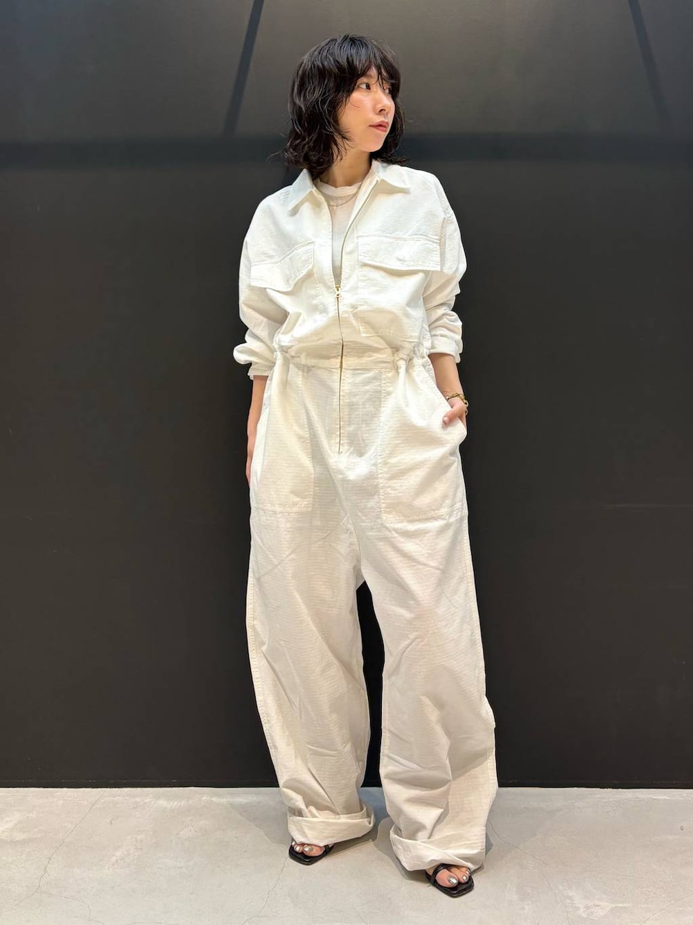 ホワイト系のTシャツ/カットソー、ホワイト系のつなぎ/オールインワン、ゴールド系のブレスレットを着用したレディースの夏コーディネートの1枚目の写真