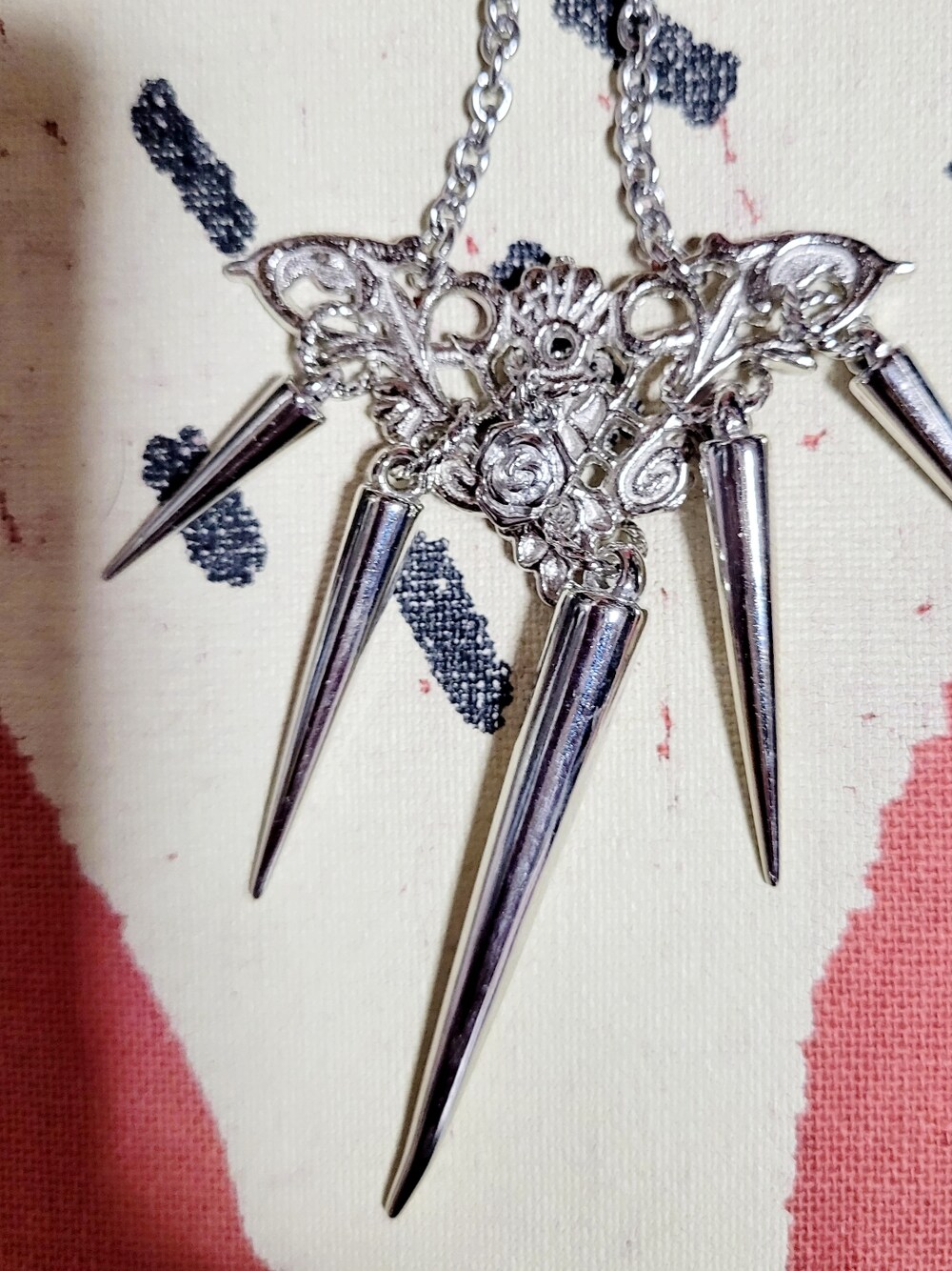 ブラック系のジャージ、シルバー系のネックレスを着用したレディースの冬コーディネートの2枚目の写真