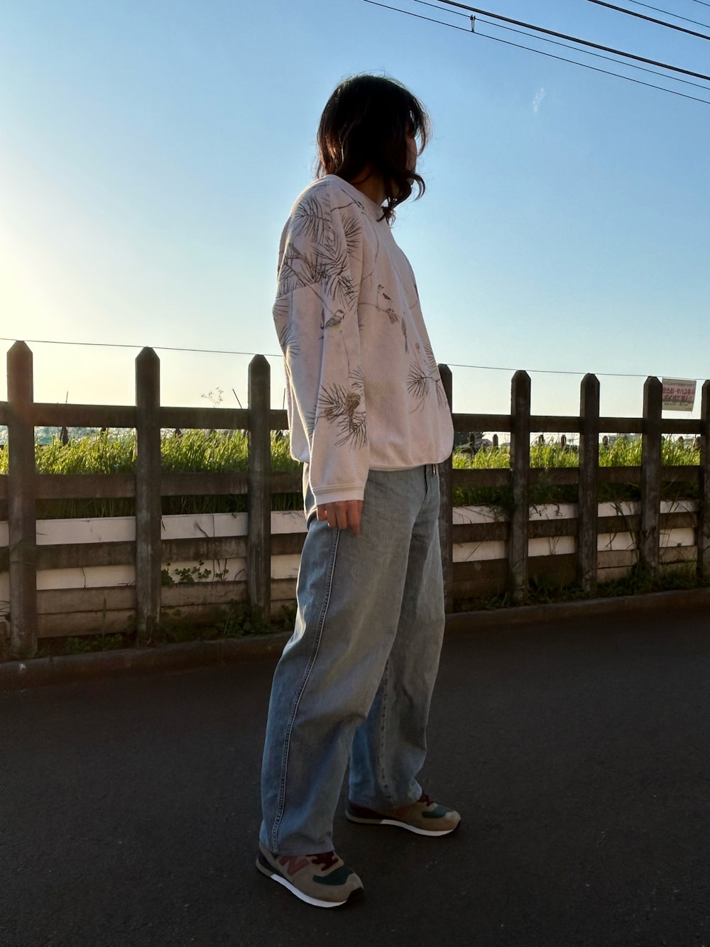 「春夏コーデ、デニムパンツ、ニューバランス」｜「NEW BALANCEの574（スニーカー、グリーン系）」を使った、H2さん（メンズ・179cm）の春コーディネートの1枚目の写真