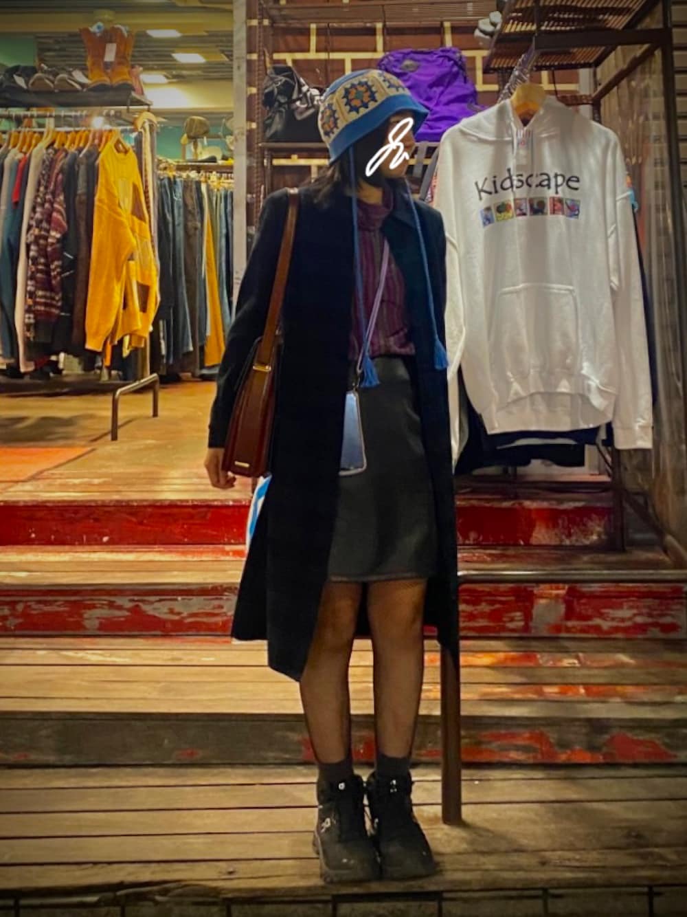 「秋冬コーデ、柄シャツ、ミニスカート、ニット帽」｜「古着のtreasure factory style（ショルダーバッグ、ブラウン系）」を使った、H2さん（レディース・154cm）の秋コーディネートの1枚目の写真