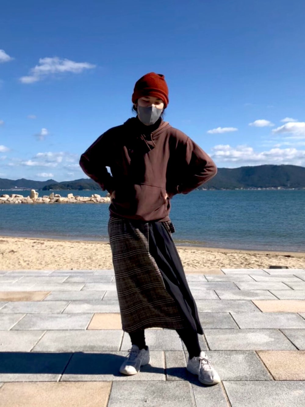 「メンズスカート」｜「ASICSのアイテム（スニーカー、ホワイト系）」を使った、H2さん（メンズ・178cm）の冬コーディネートの1枚目の写真