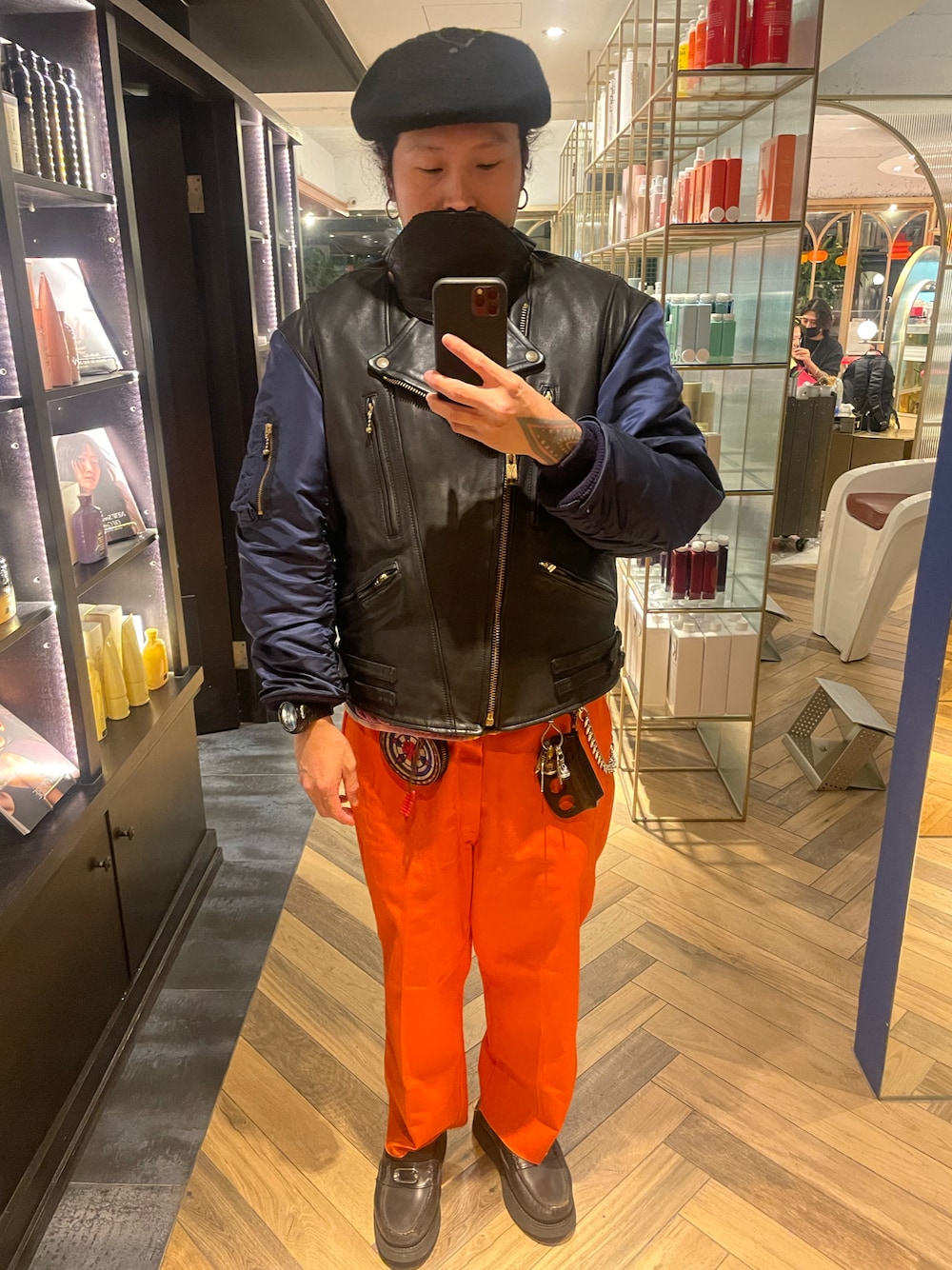 「blackmeansのアイテム（その他アウター、ブラック系）」を使った、許志安さん（メンズ・170cm）の冬コーディネートの1枚目の写真