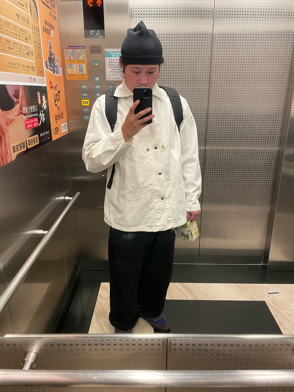 「RICHARDSONのアイテム（デニムジャケット、ホワイト系）」を使った、許志安さん（メンズ・170cm）の秋コーディネートの1枚目の写真