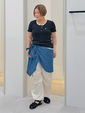 「THE SHOP TK （ザ ショップ ティーケー ）のヘンリーネック ワンポイント刺繍トップス（Tシャツ/カットソー、ブラック系）」を使った、タナさん（レディース・155cm）の夏コーディネート