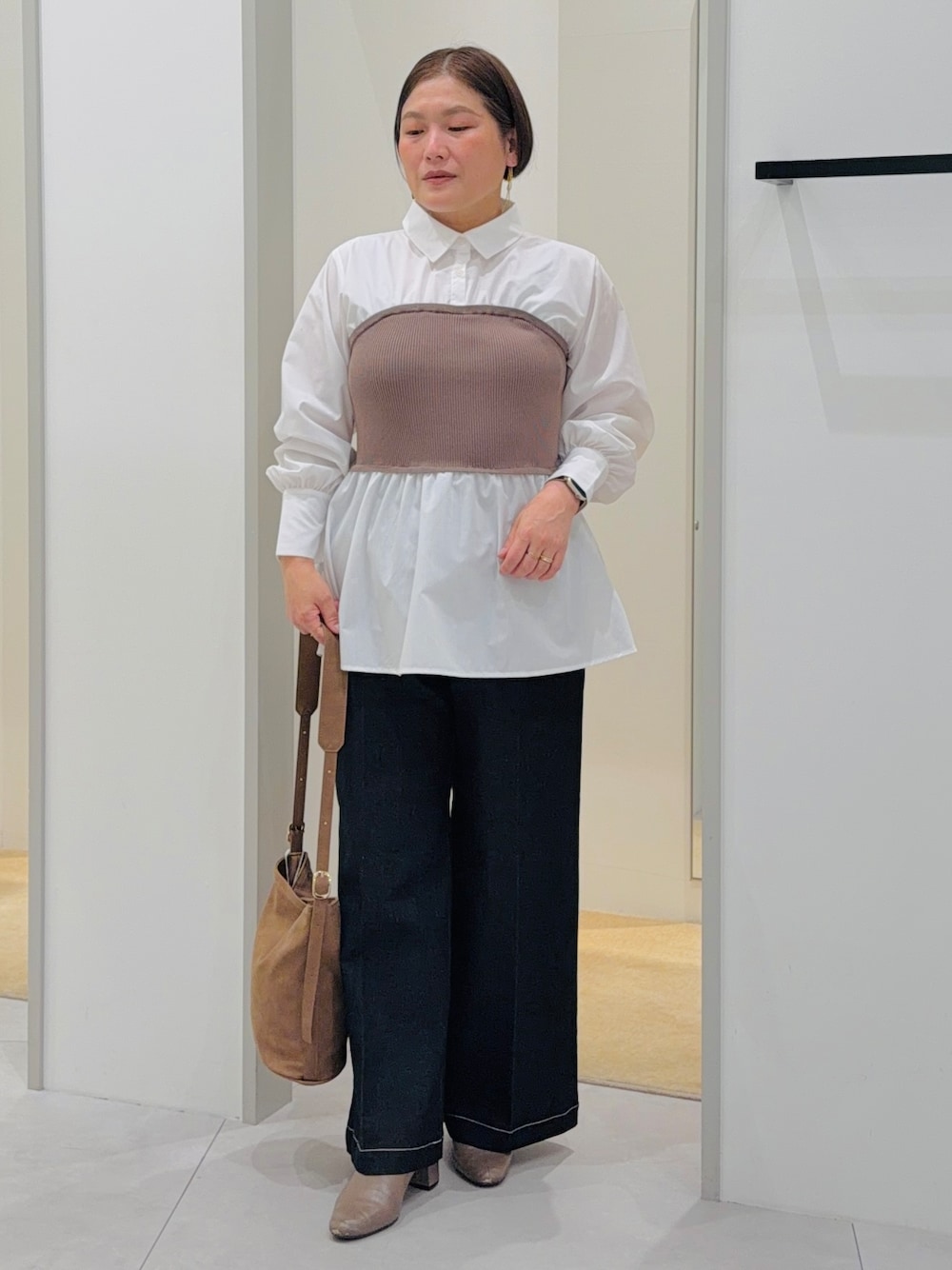 ホワイト系のシャツ/ブラウス、ブラック系のデニムパンツ、イエロー系のショルダーバッグを着用したレディースの秋コーディネートの1枚目の写真