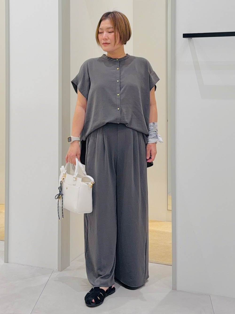 ブラック系のシャツ/ブラウス、ブラック系のその他パンツ、ホワイト系のトートバッグを着用したレディースの夏コーディネートの1枚目の写真