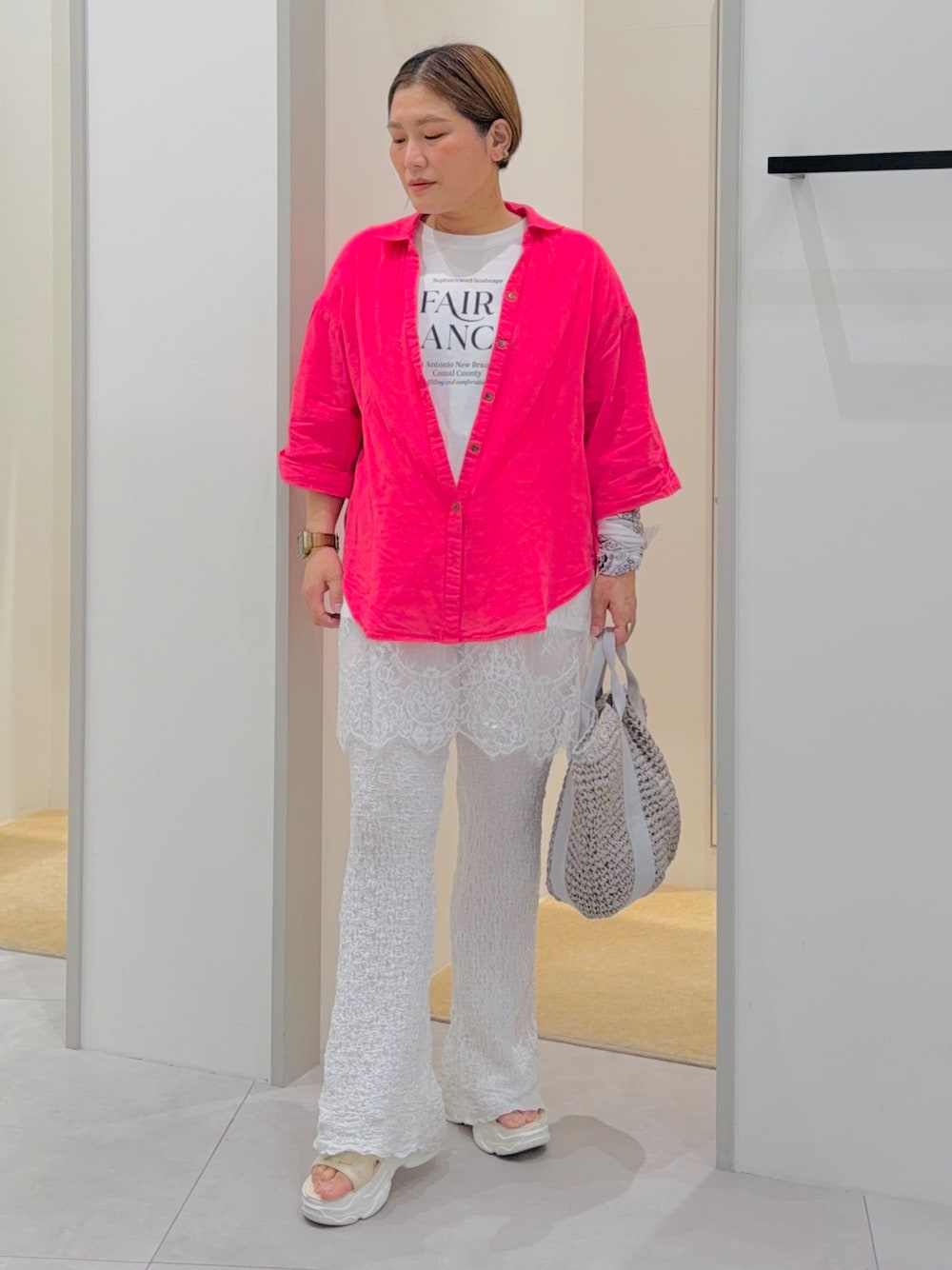 ピンク系のシャツ/ブラウス、ホワイト系のTシャツ/カットソー、ホワイト系のその他パンツを着用したレディースの夏コーディネートの1枚目の写真