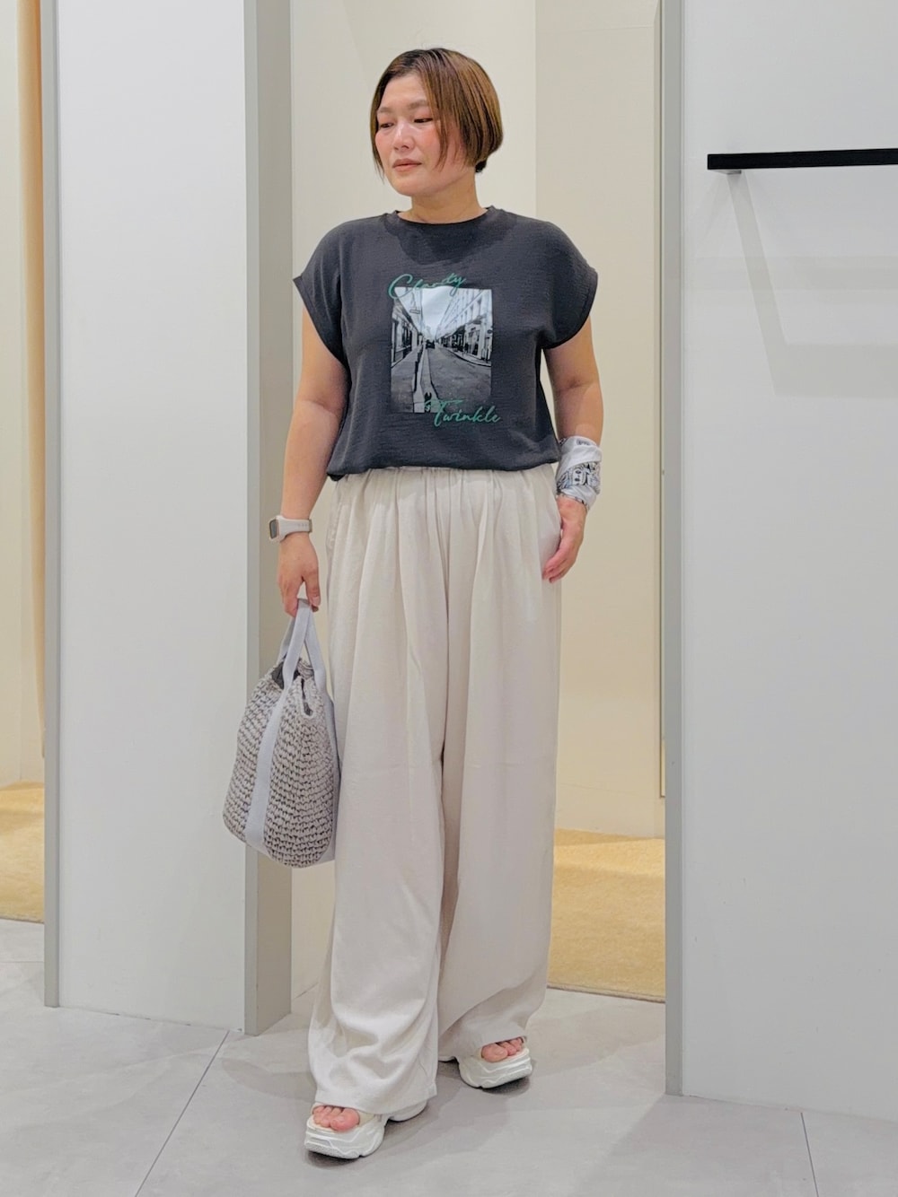 ブラック系のTシャツ/カットソー、ホワイト系のその他パンツ、グレー系のトートバッグを着用したレディースの夏コーディネートの1枚目の写真
