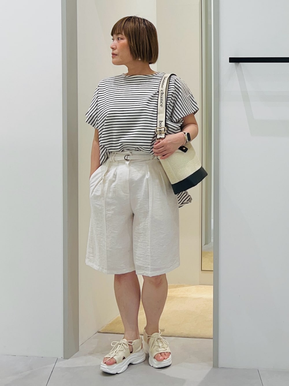 「大人カジュアル、大人コーデ、シンプルコーデ、シンプル、カジュアル、カジュアルコーデ、きれいめカジュアル、キレイめ、オトナカジュアル、おしゃれさんと繋がりたい、ootd、低身長、低身長コーデ、今日のコーデ、サンダル」｜「THE SHOP TK の【宮城舞さん着用】リネン混ハーフパンツ/洗える/セットアップ可（その他パンツ、ホワイト系）」を使った、タナさん（レディース・155cm）の夏コーディネートの1枚目の写真